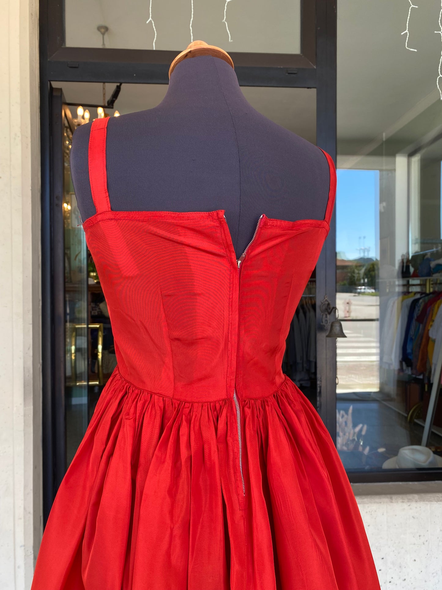 Abito anni ‘50 rosso in taffetà - TG. 38/40 con seno petite