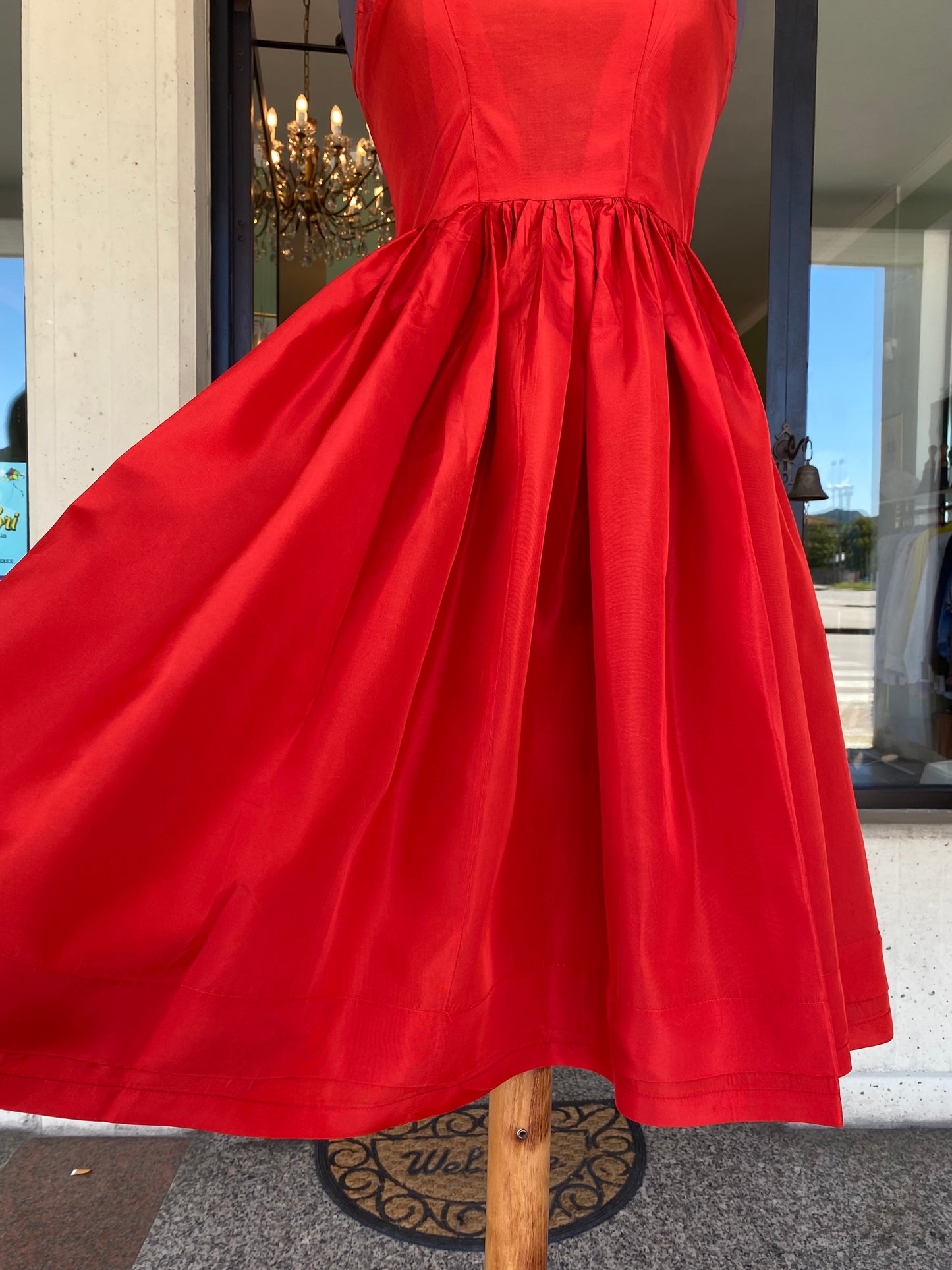 Abito anni ‘50 rosso in taffetà - TG. 38/40 con seno petite