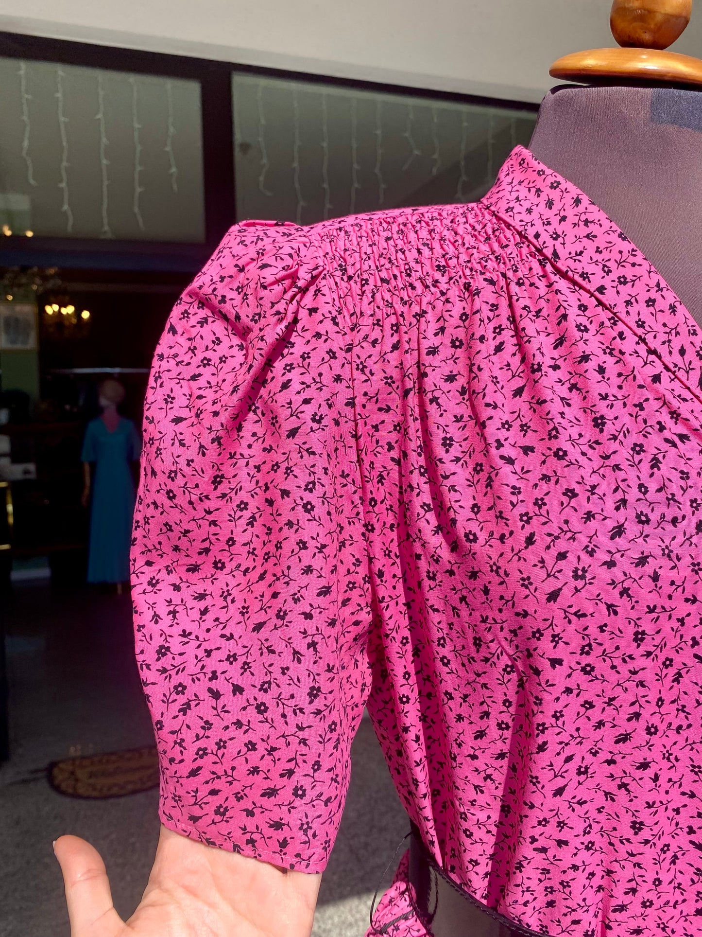 Abito anni ‘80 rosa lampone con microfantasia floreale - TG. 44 circa
