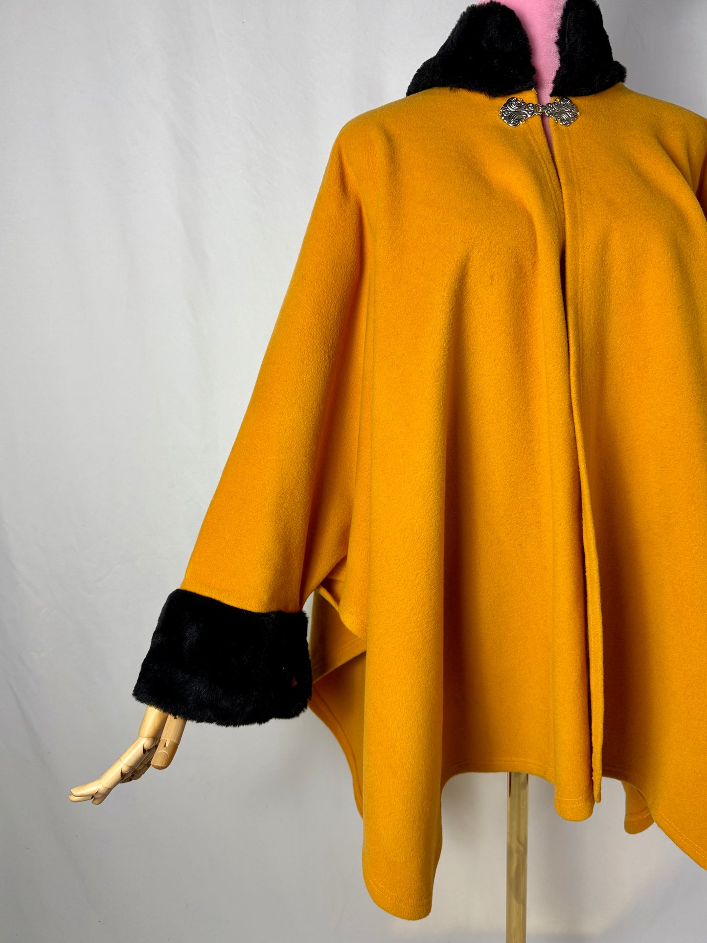 Cappa in lana senape con collo e polsini in pelliccia nera - TG. U