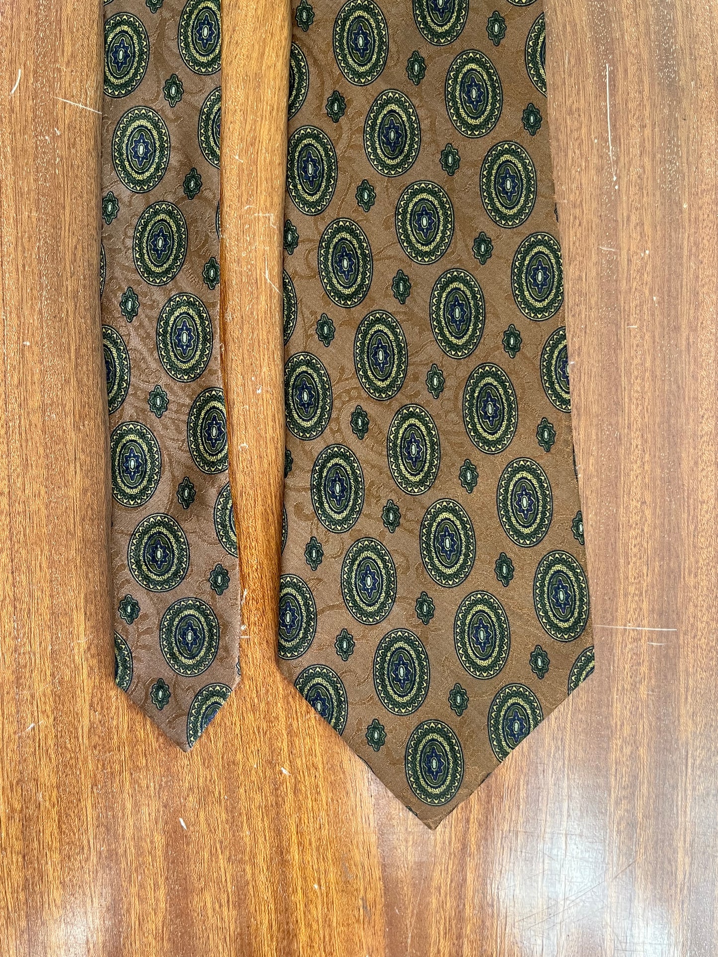 Cravatta anni ‘80 medaglioni