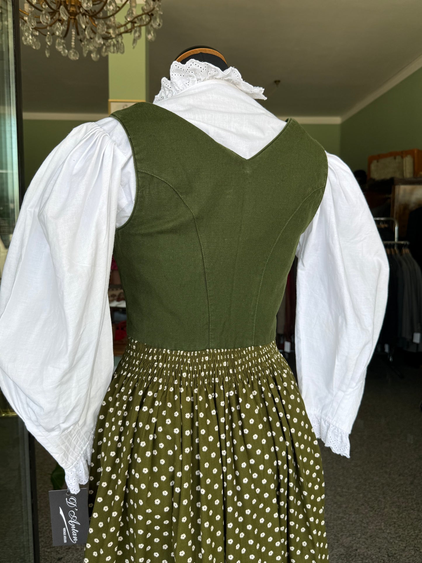 Dirndl verde con fiorellini bianchi - TG. 38