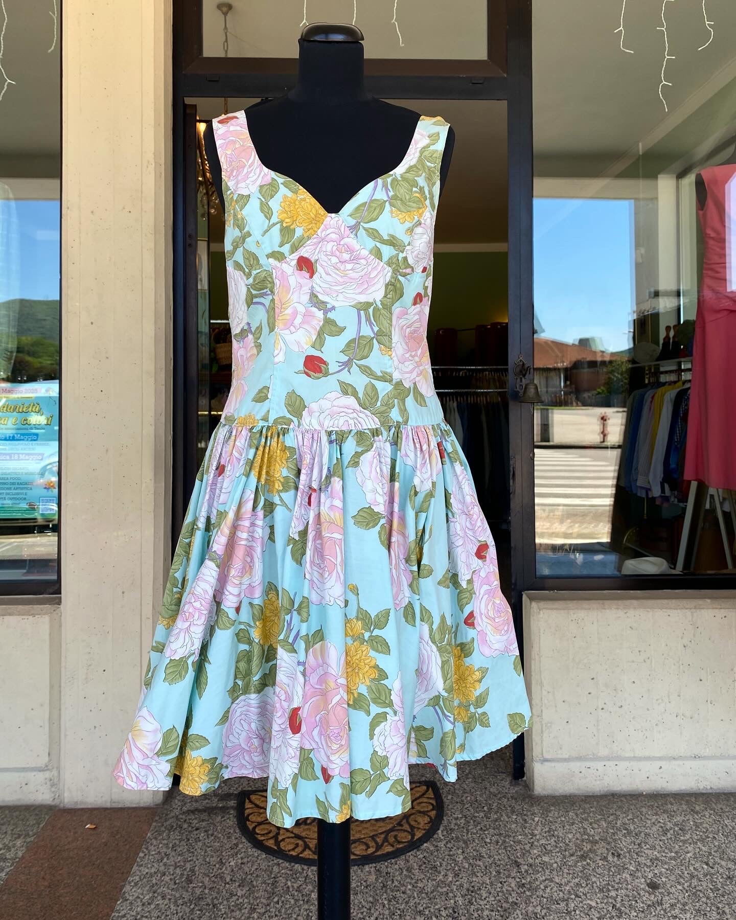 Abito anni ’80 con maxi rose e sottogonna in tulle – stile Dolce & Gabbana - TG. 42 circa