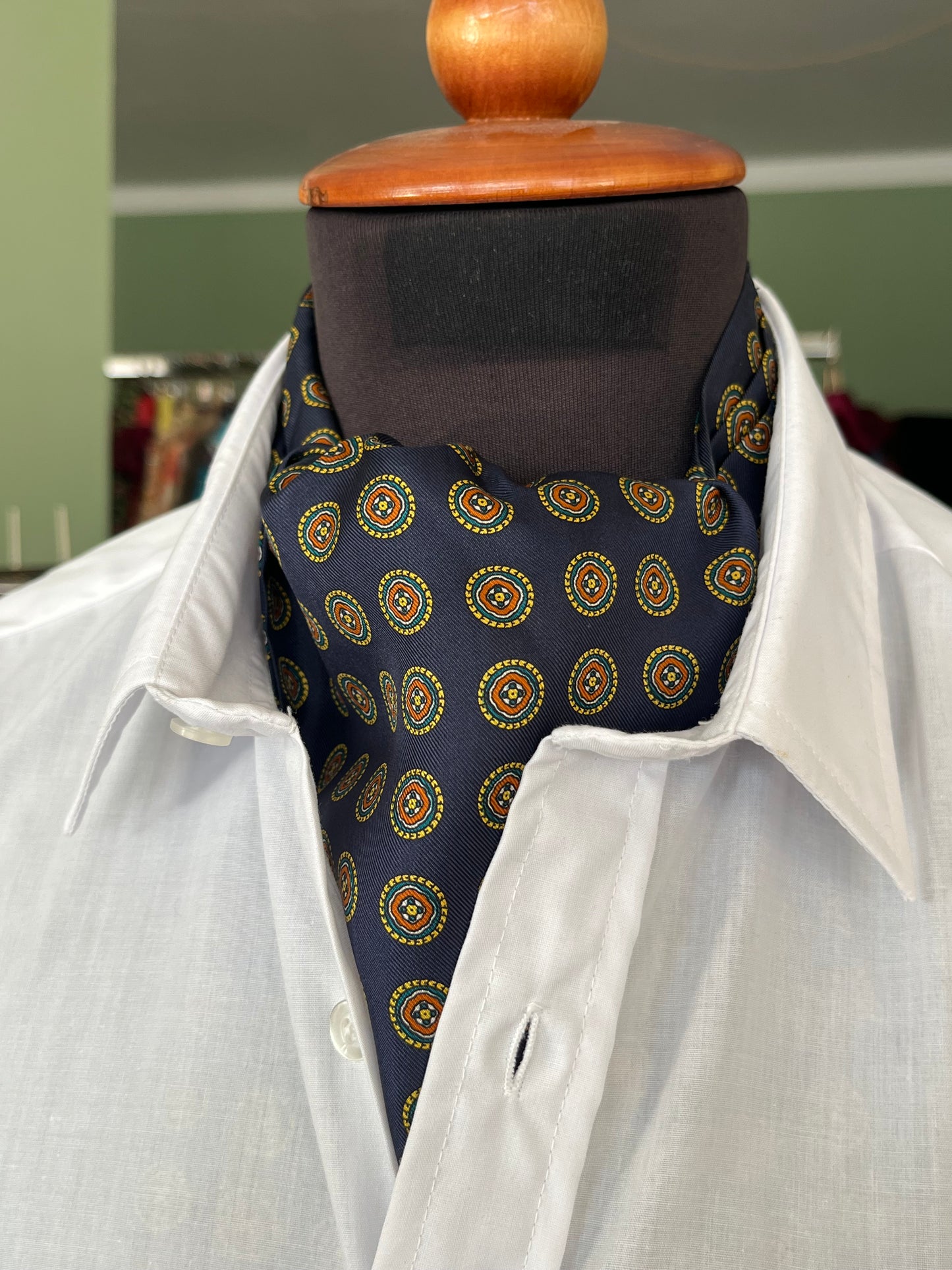 Ascot seta fantasia medaglioni