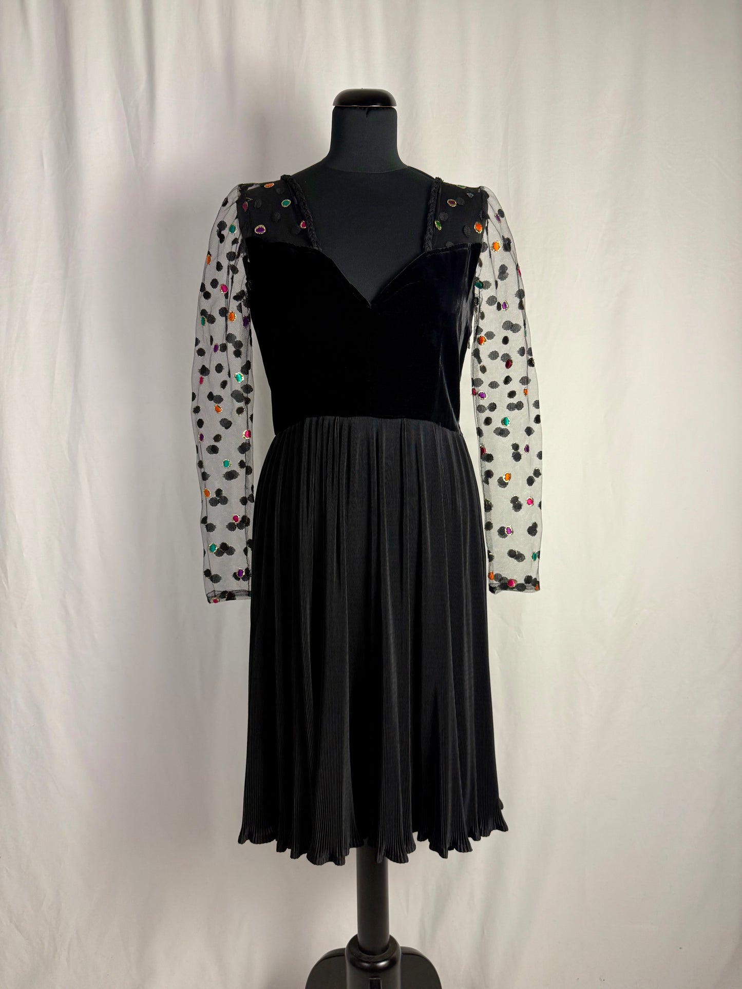 Abito anni ‘80 nero in velluto con maniche in tulle - TG. 40