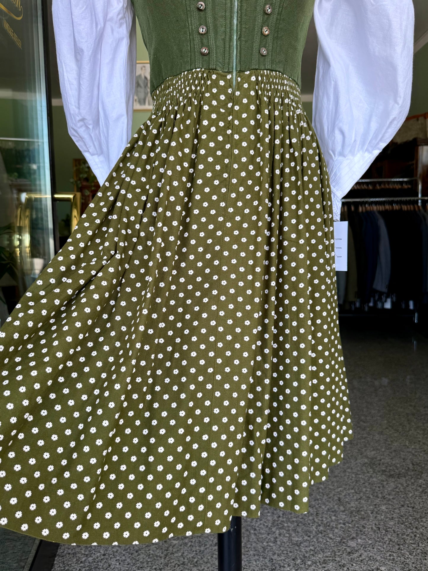 Dirndl verde con fiorellini bianchi - TG. 38