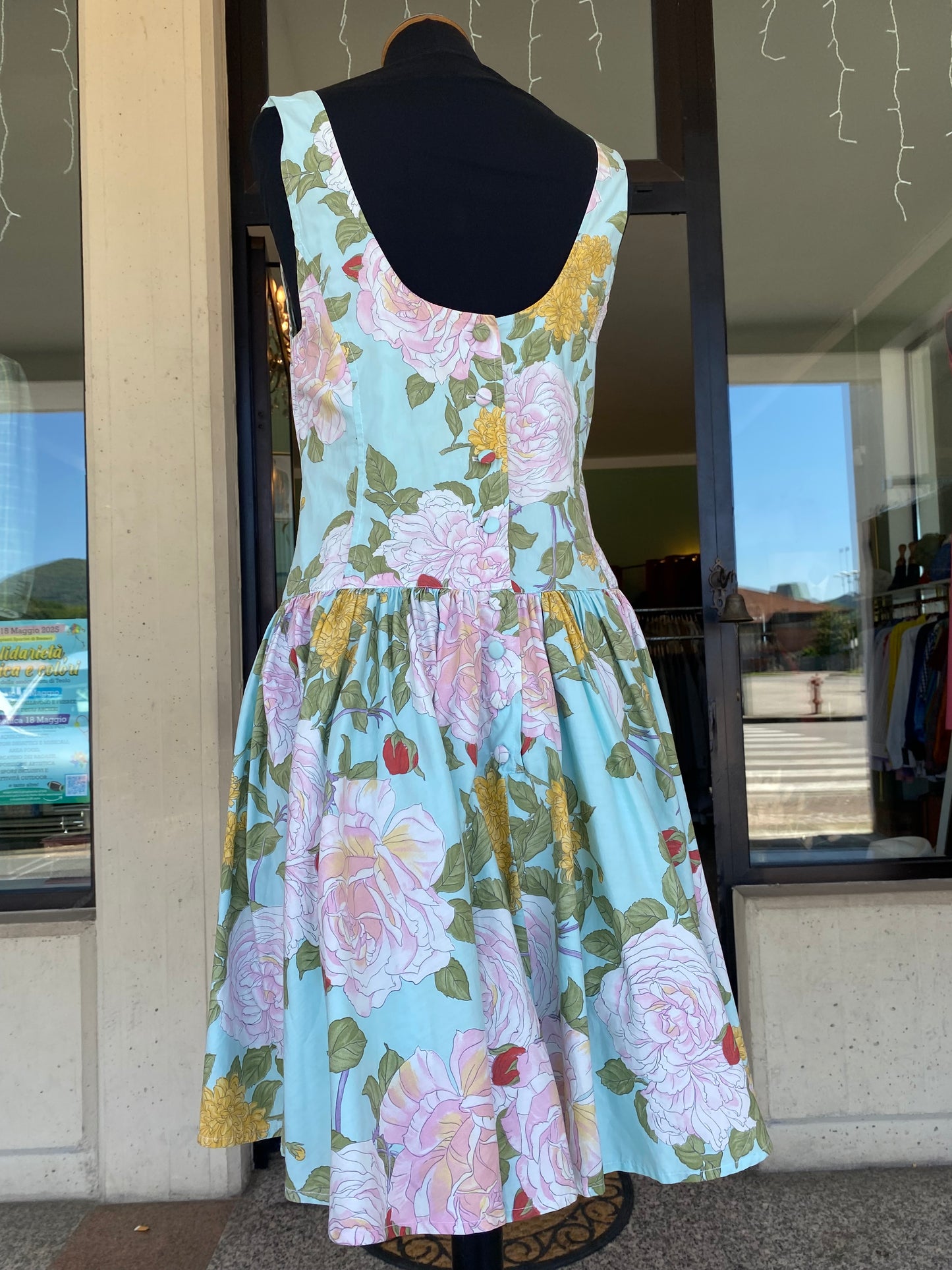 Abito anni ’80 con maxi rose e sottogonna in tulle – stile Dolce & Gabbana - TG. 42 circa