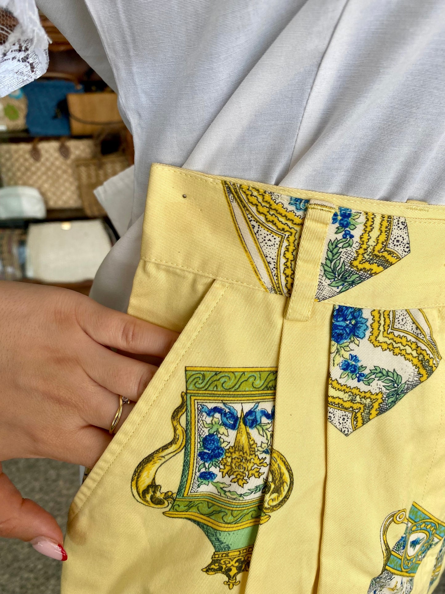 Pantaloncini anni ‘80 con tazzine di te - TG. 38