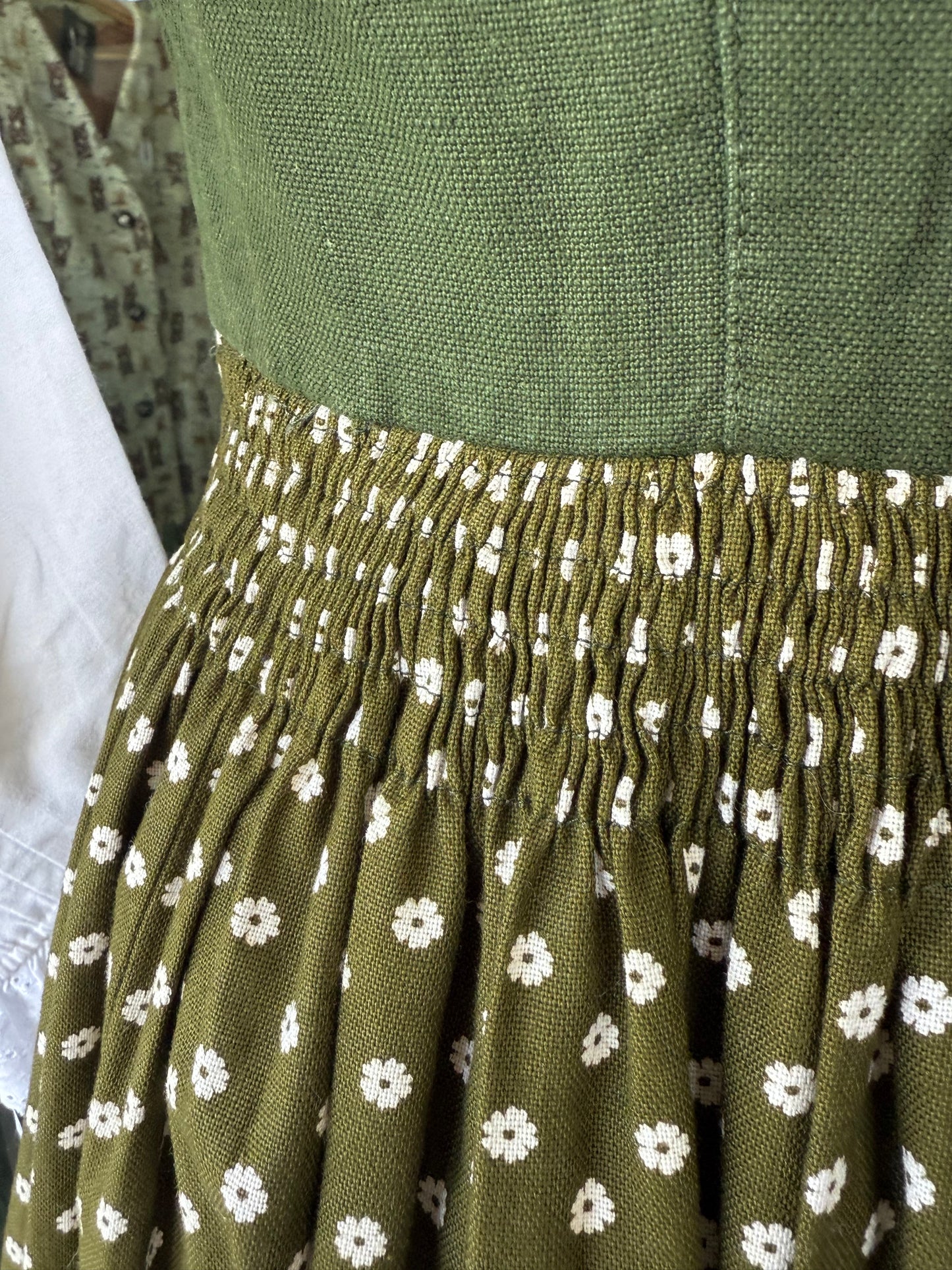 Dirndl verde con fiorellini bianchi - TG. 38