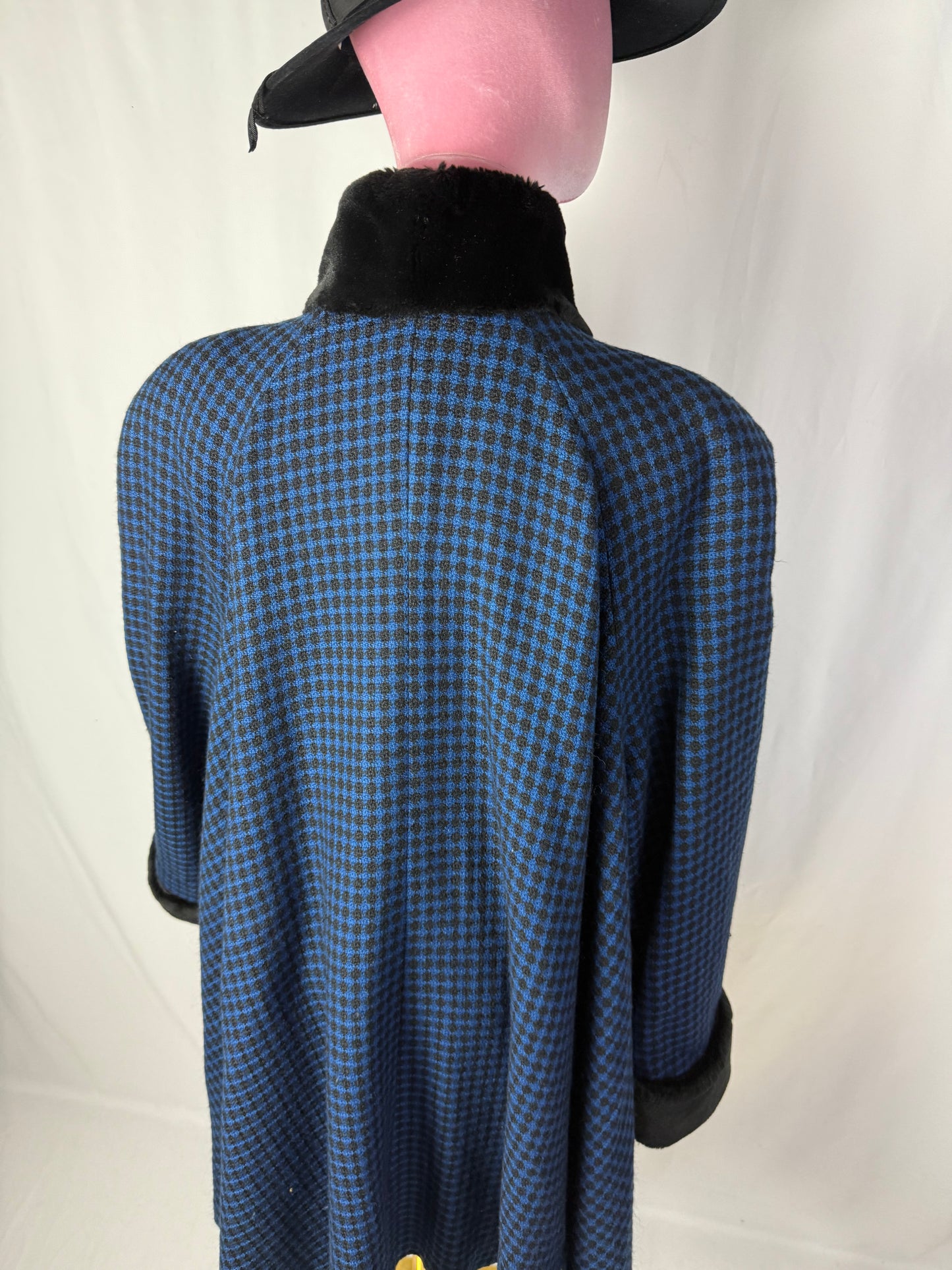 Cappotto/ mantella in lana blu e nera con collo e polsini in eco pelliccia