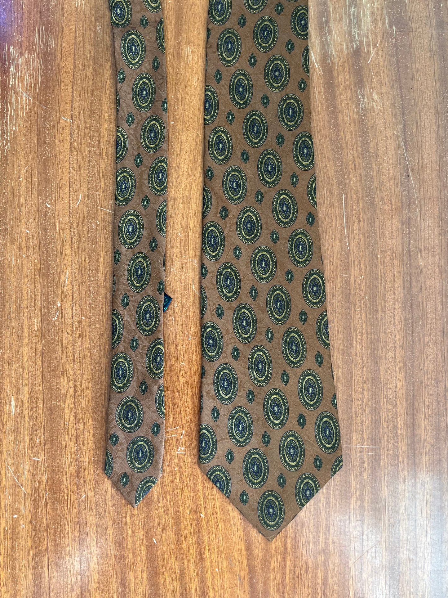 Cravatta anni ‘80 medaglioni