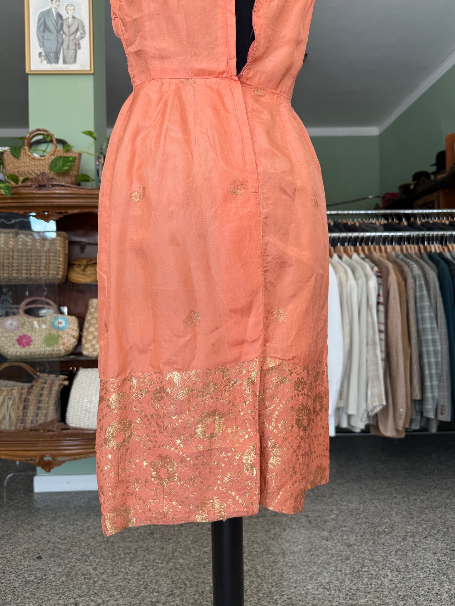 Abito Sartoriale Anni ’60 Corallo con ricami oro - TG. 38