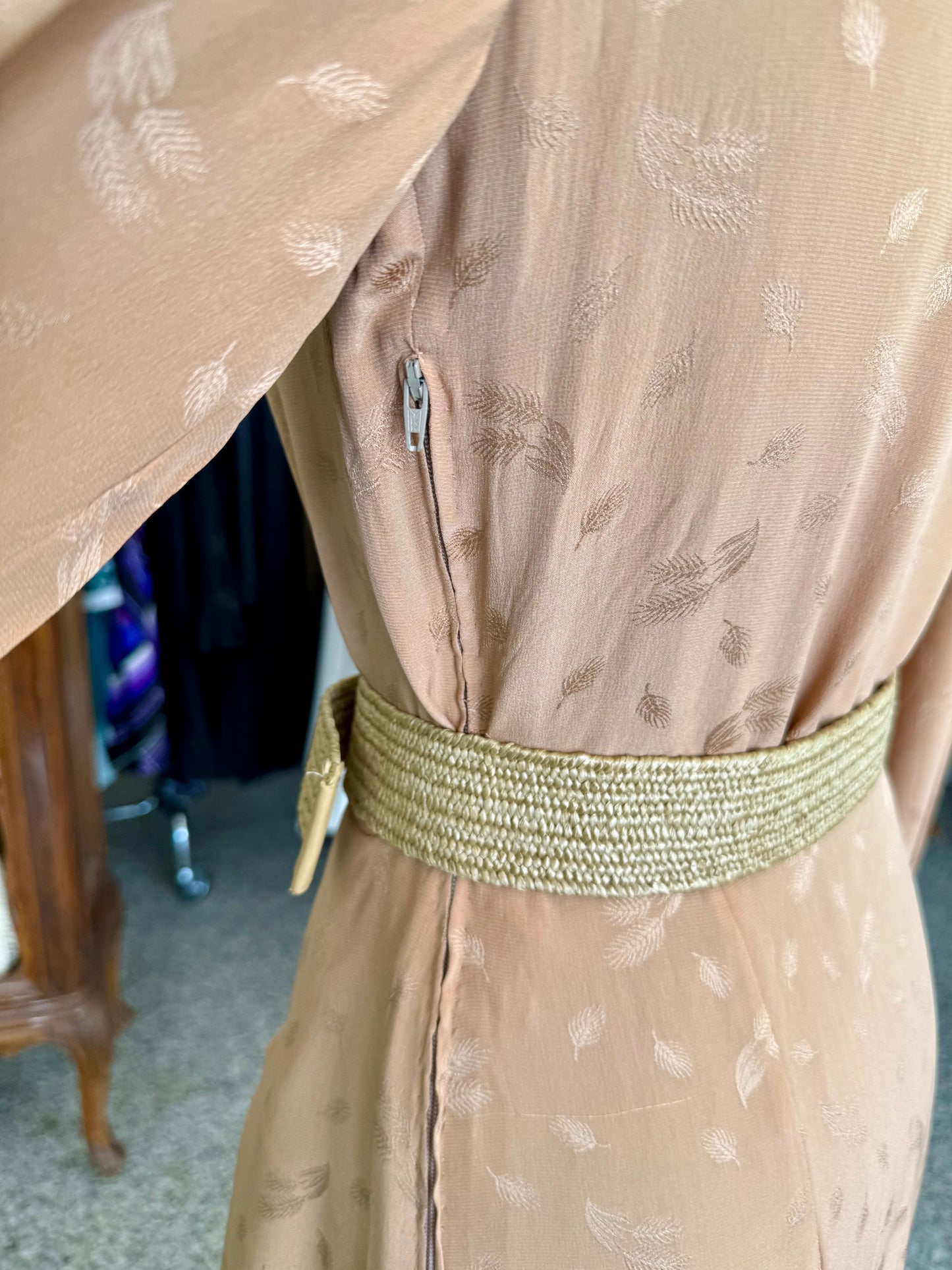 Abito sartoriale anni ’70 in pura seta – Bronzo con motivo jacquard - TG. 40