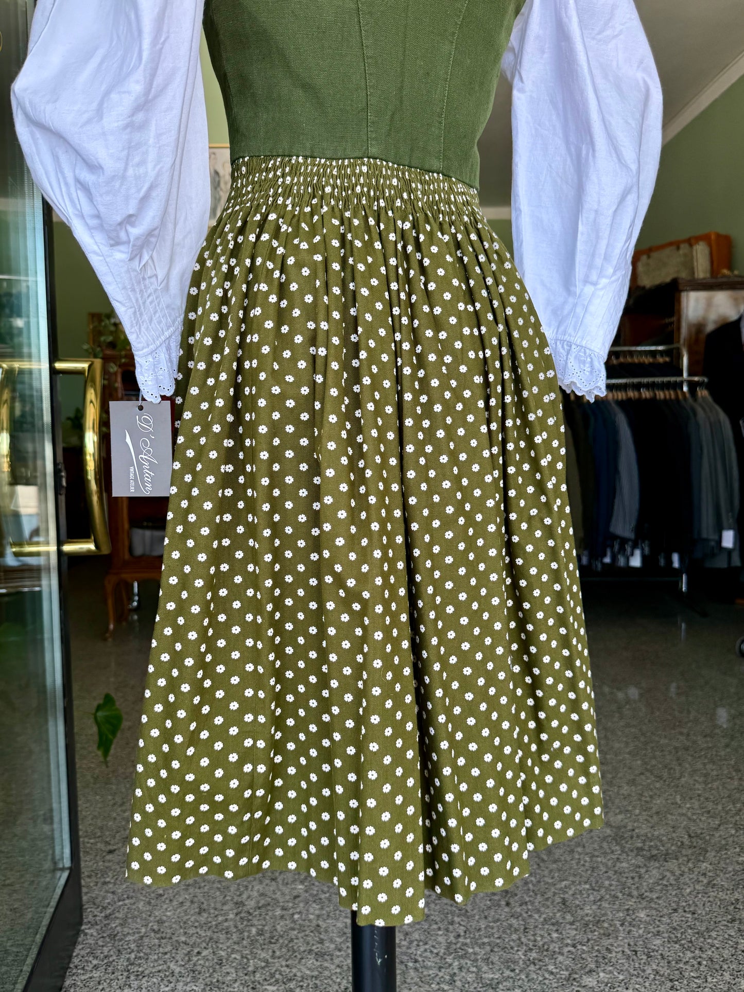 Dirndl verde con fiorellini bianchi - TG. 38