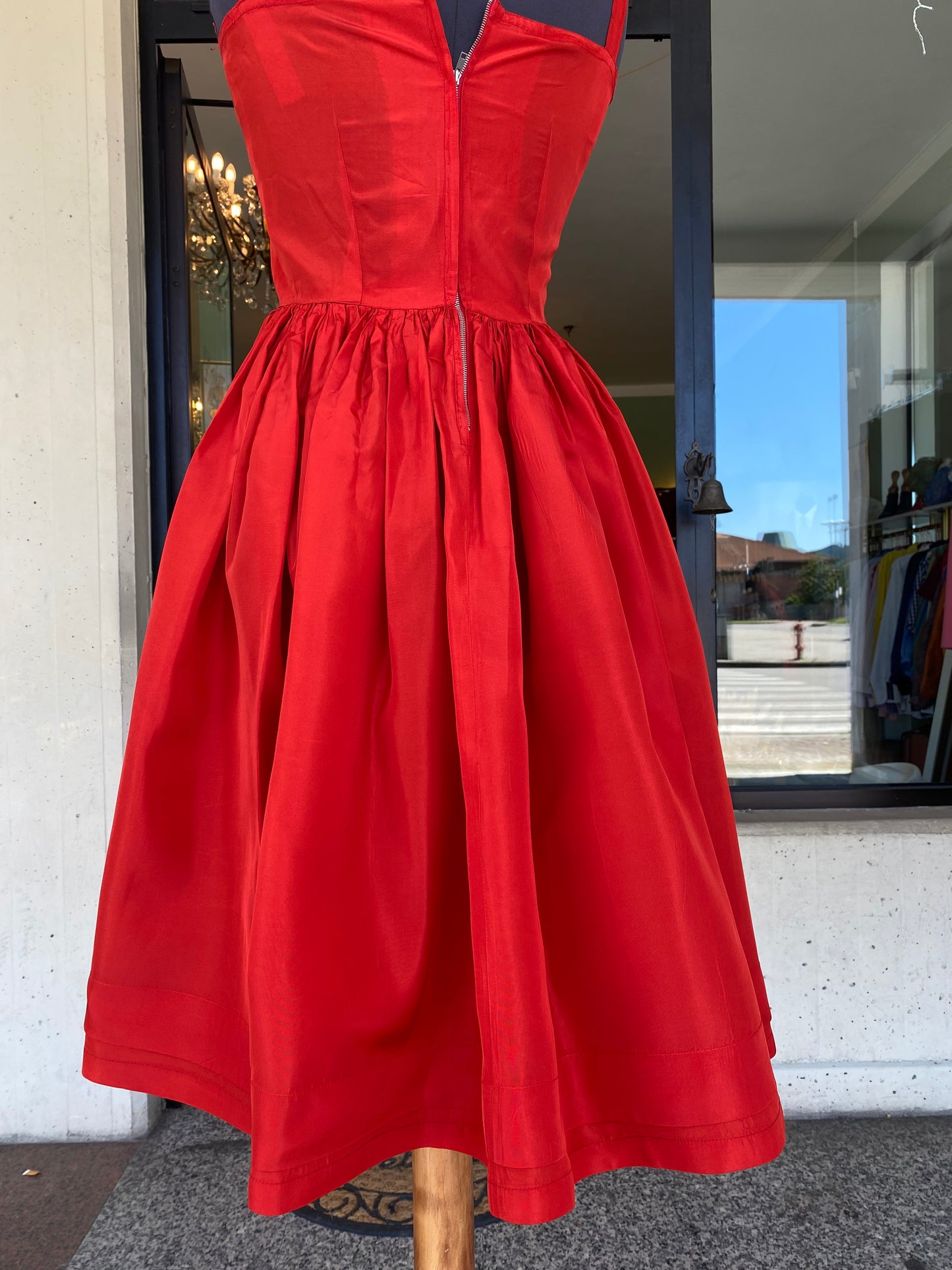 Abito anni ‘50 rosso in taffetà - TG. 38/40 con seno petite