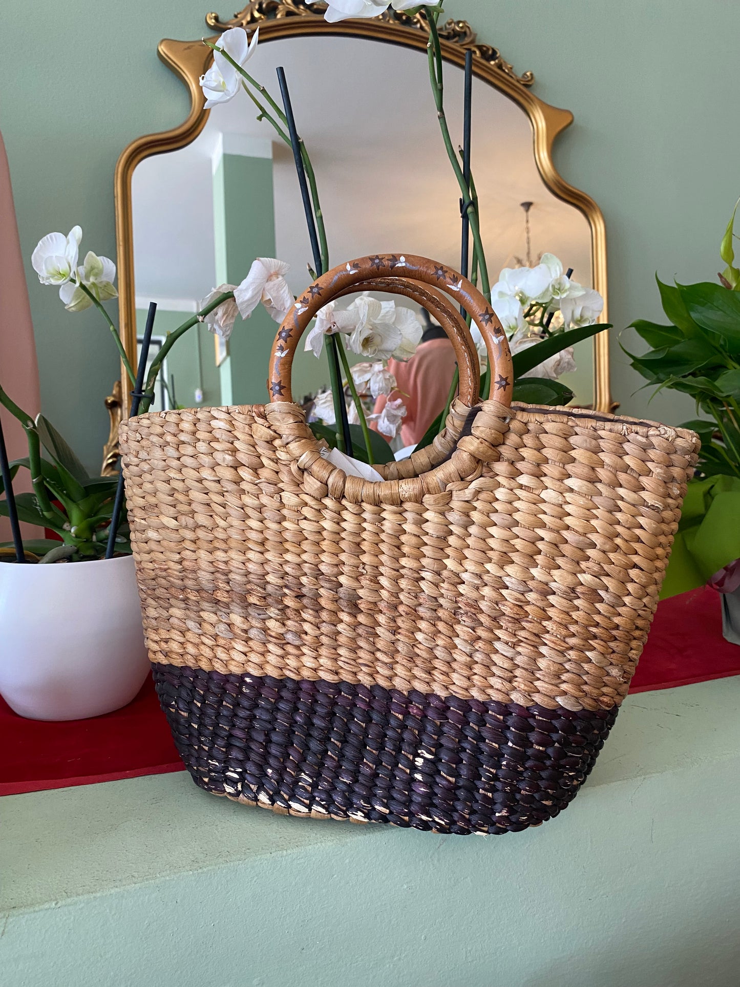 Borsa a mano in paglia con manici decorati