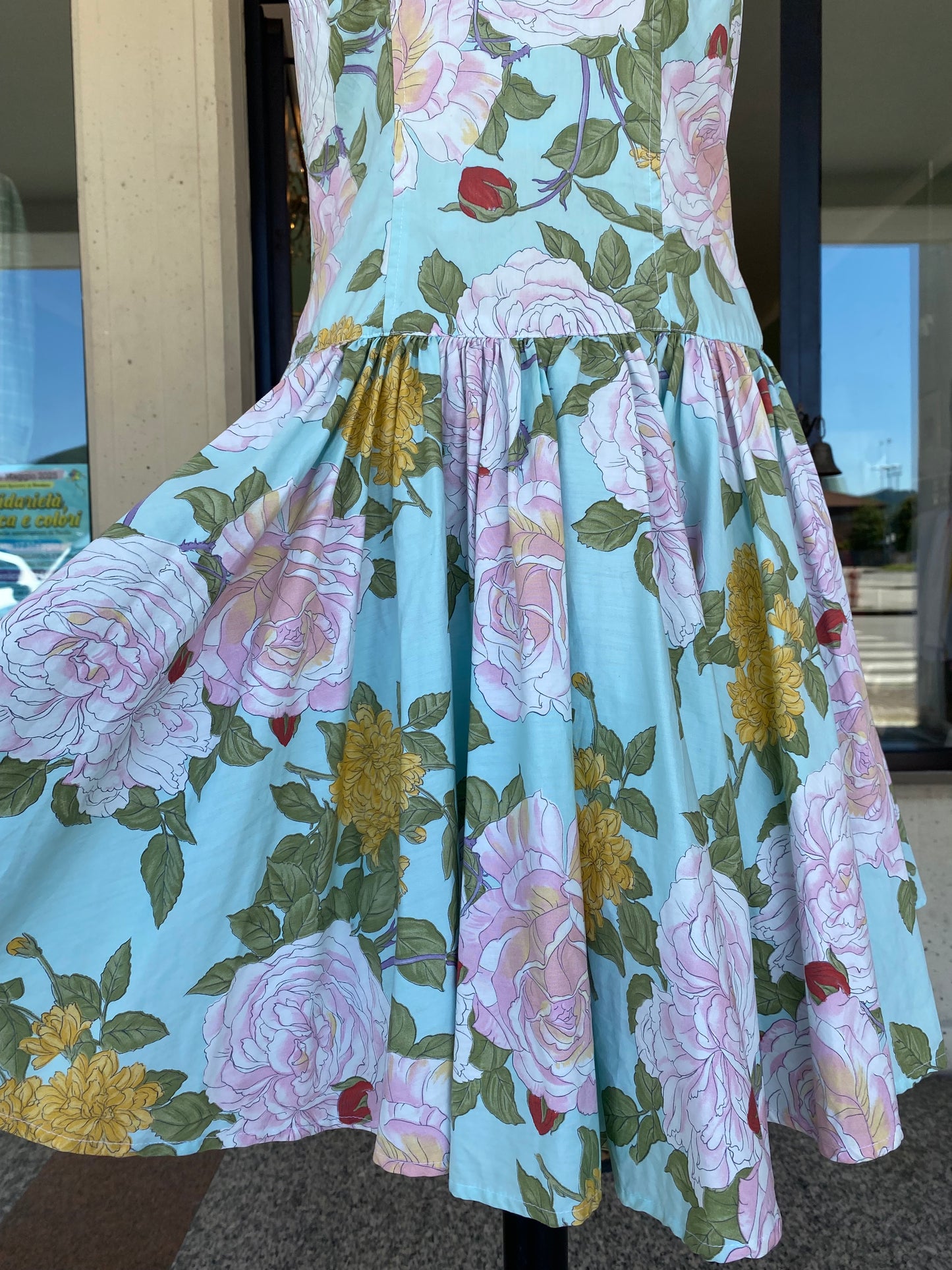 Abito anni ’80 con maxi rose e sottogonna in tulle – stile Dolce & Gabbana - TG. 42 circa