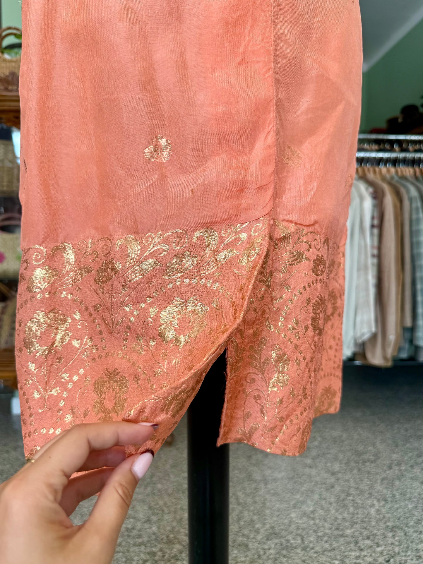 Abito Sartoriale Anni ’60 Corallo con ricami oro - TG. 38
