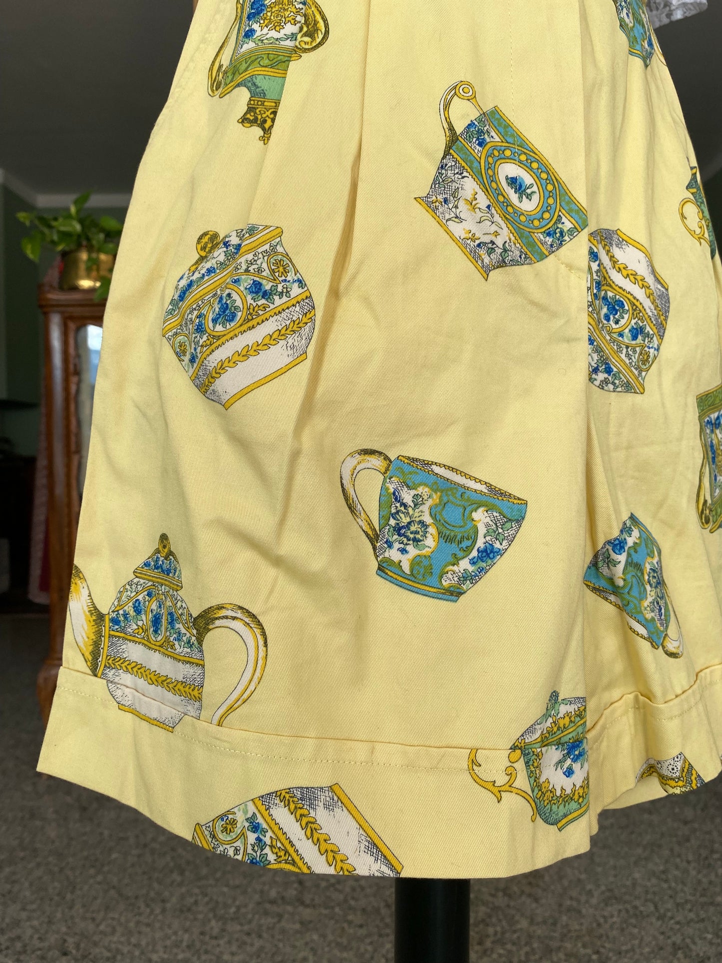 Pantaloncini anni ‘80 con tazzine di te - TG. 38