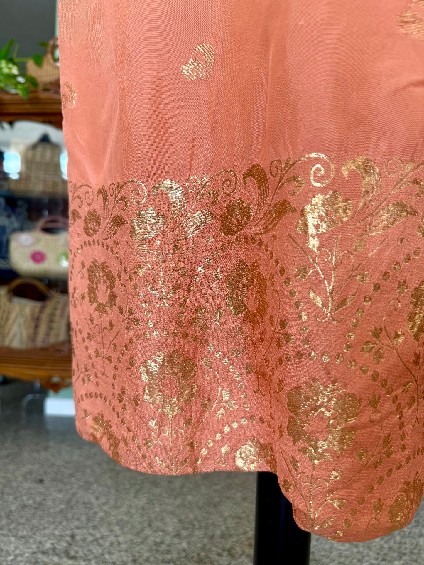 Abito Sartoriale Anni ’60 Corallo con ricami oro - TG. 38