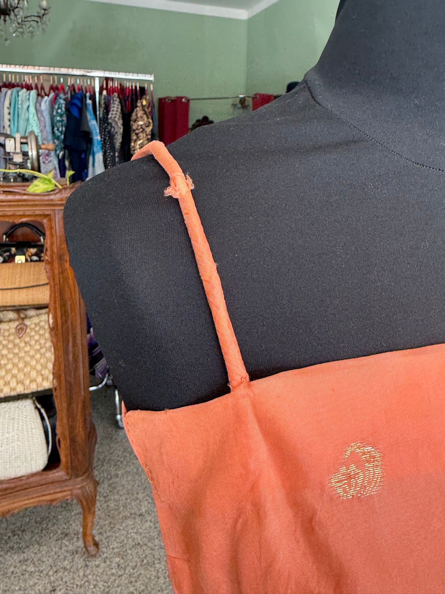 Abito Sartoriale Anni ’60 Corallo con ricami oro - TG. 38