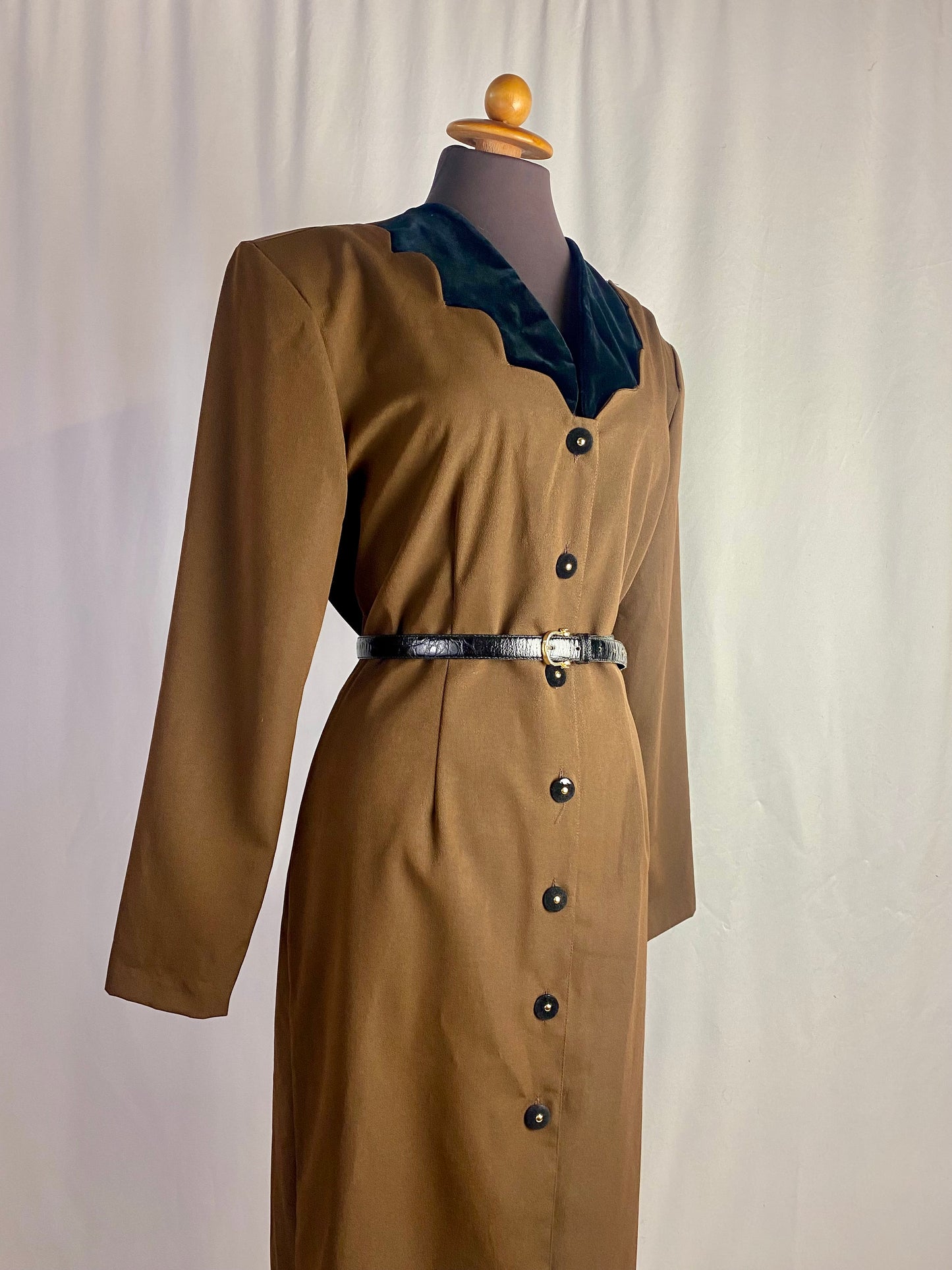 Abito classico con scollo in velluto - TG. 46