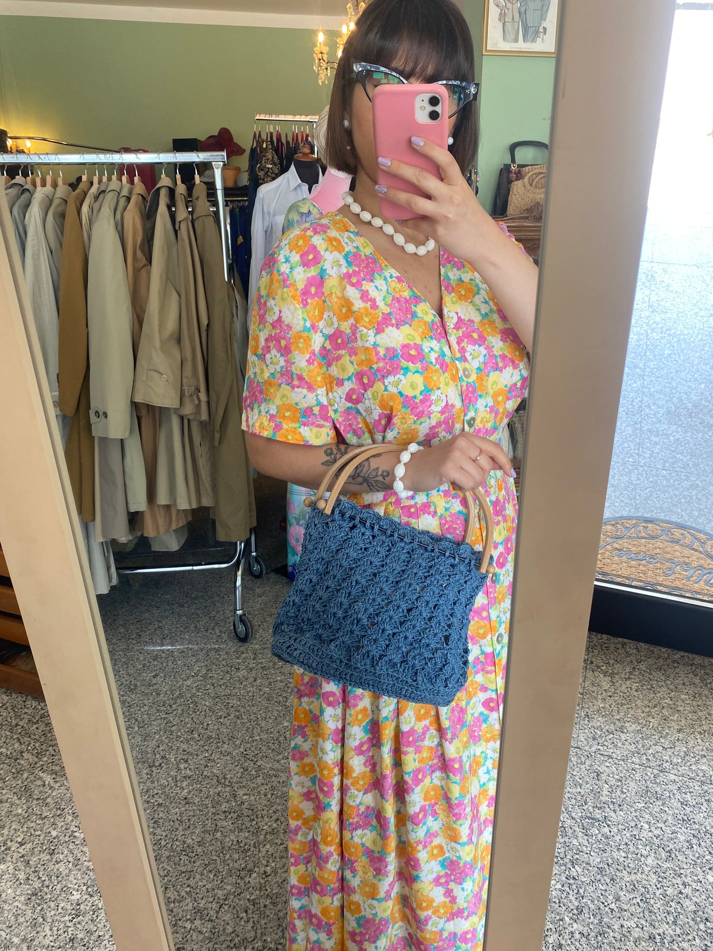 Borsa crochet azzurra con manico in legno chiaro