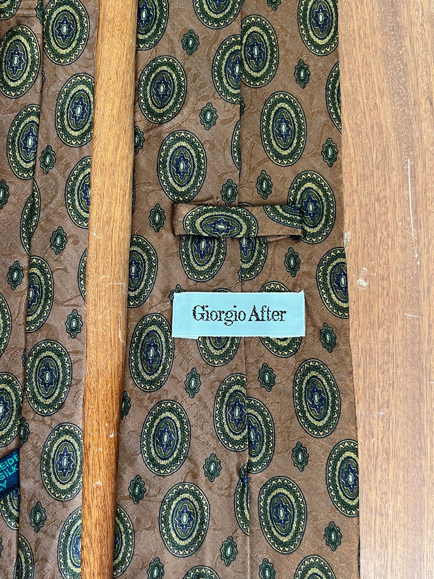 Cravatta anni ‘80 medaglioni