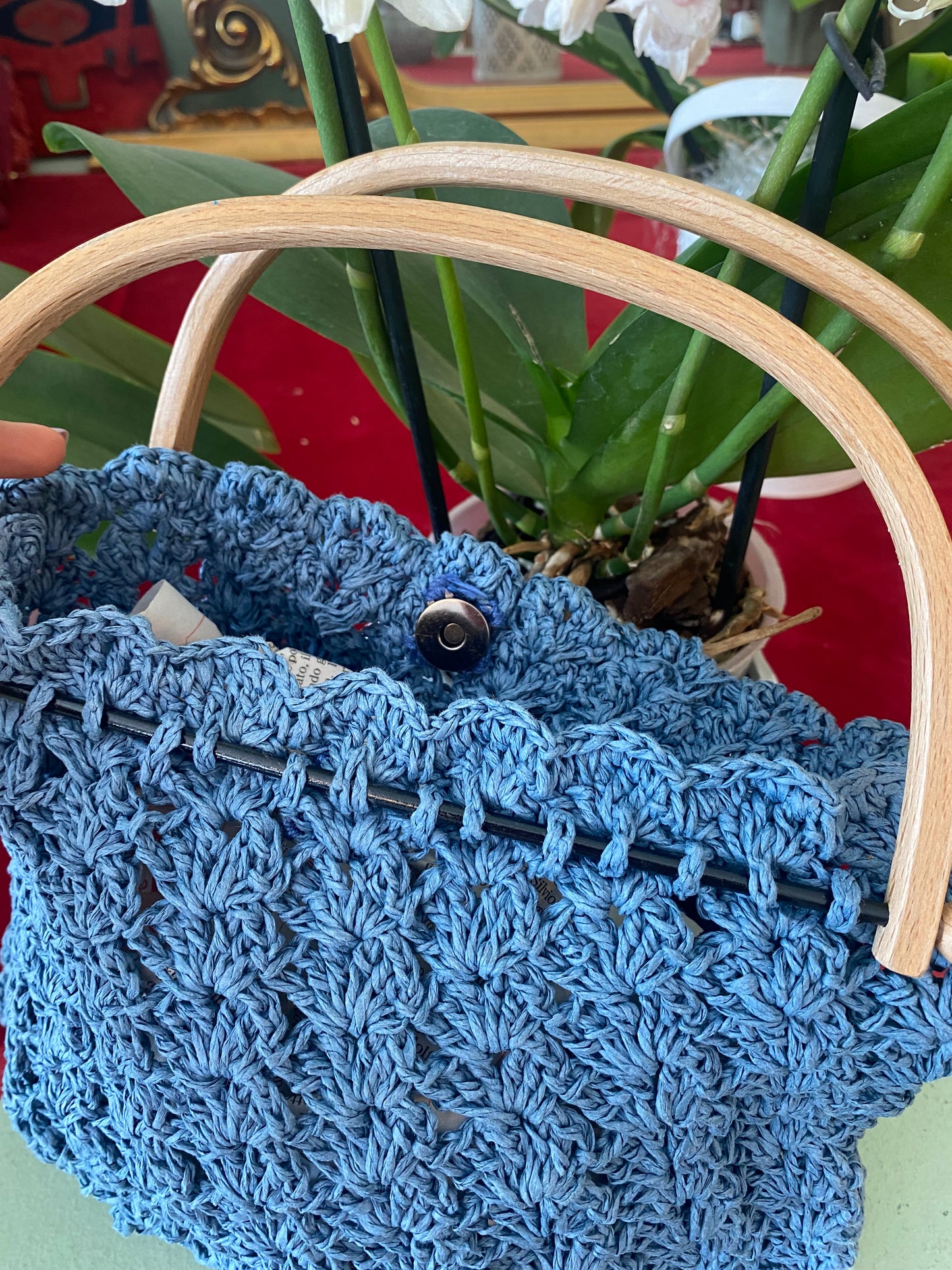 Borsa crochet azzurra con manico in legno chiaro