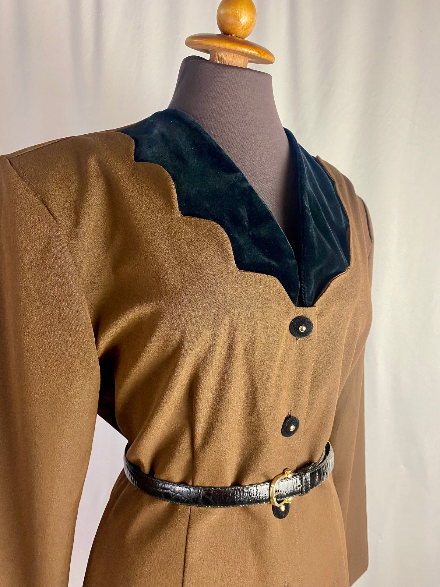 Abito classico con scollo in velluto - TG. 46