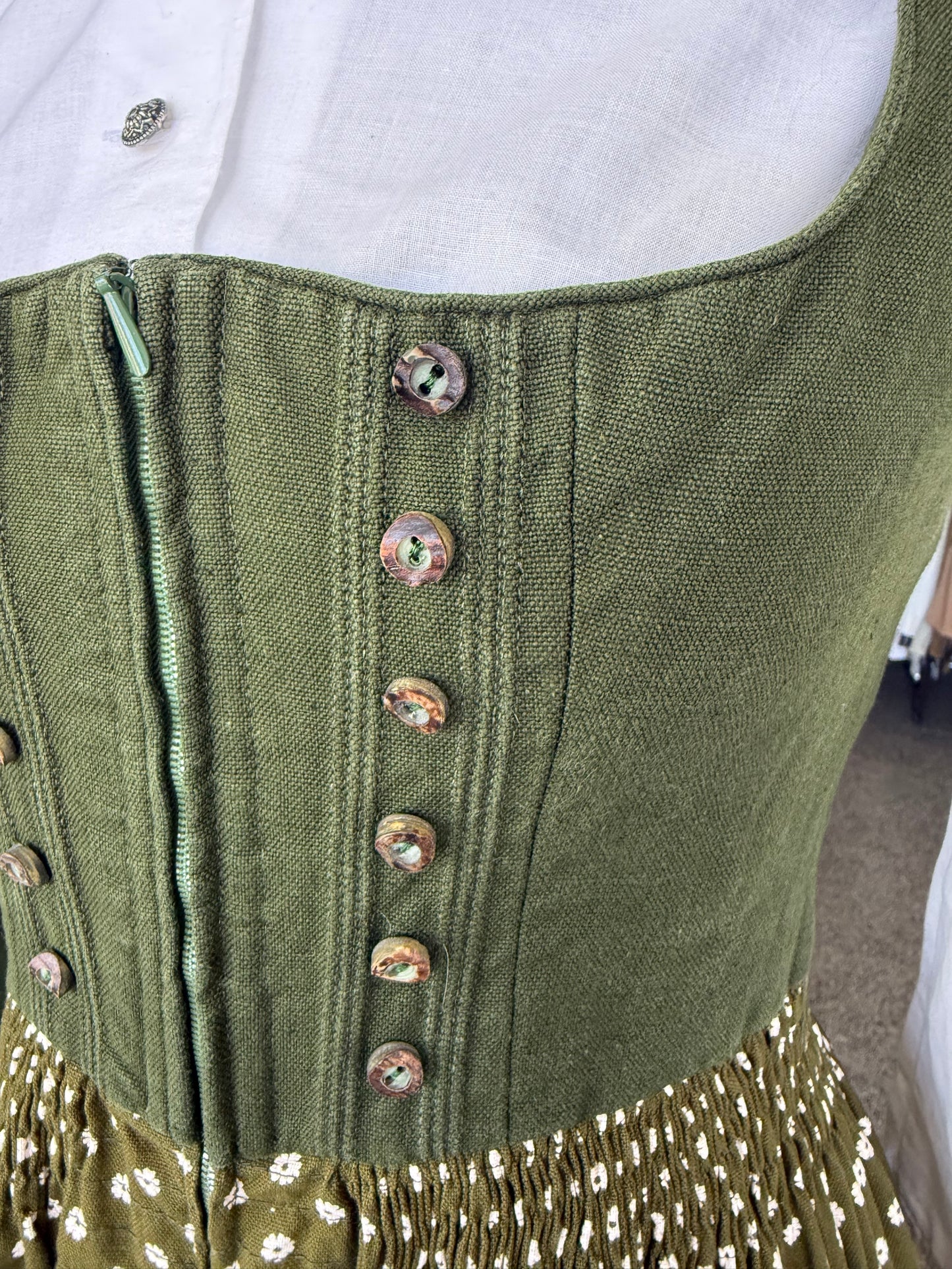 Dirndl verde con fiorellini bianchi - TG. 38
