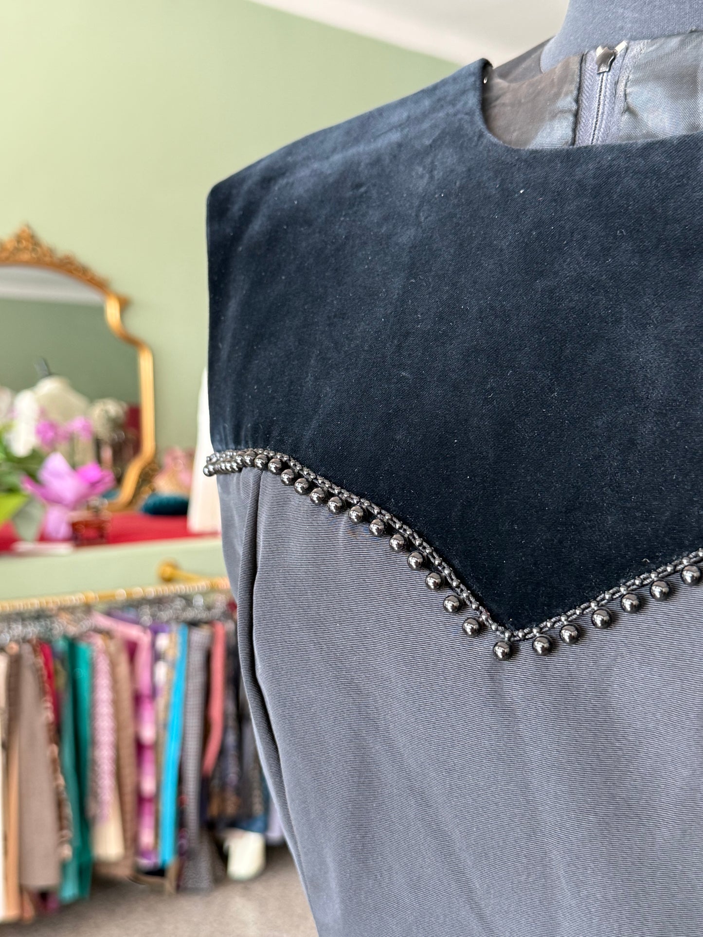 Abito nero sartoriale anni ’60 con dettagli in velluto e perline - TG. 38