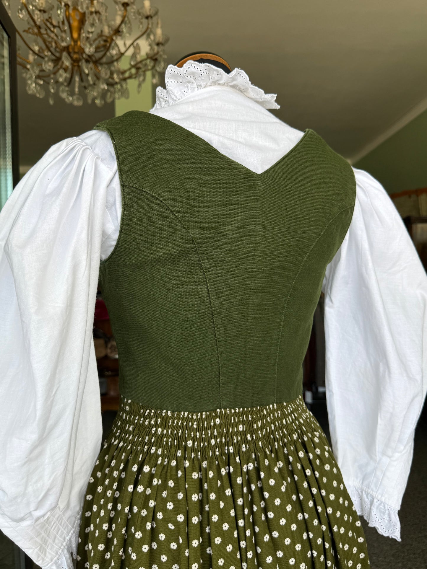 Dirndl verde con fiorellini bianchi - TG. 38