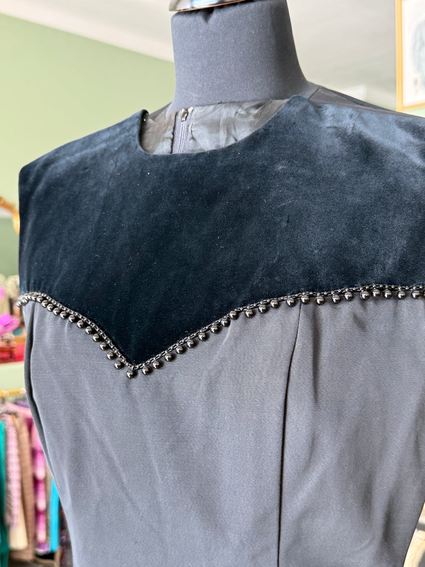 Abito nero sartoriale anni ’60 con dettagli in velluto e perline - TG. 38