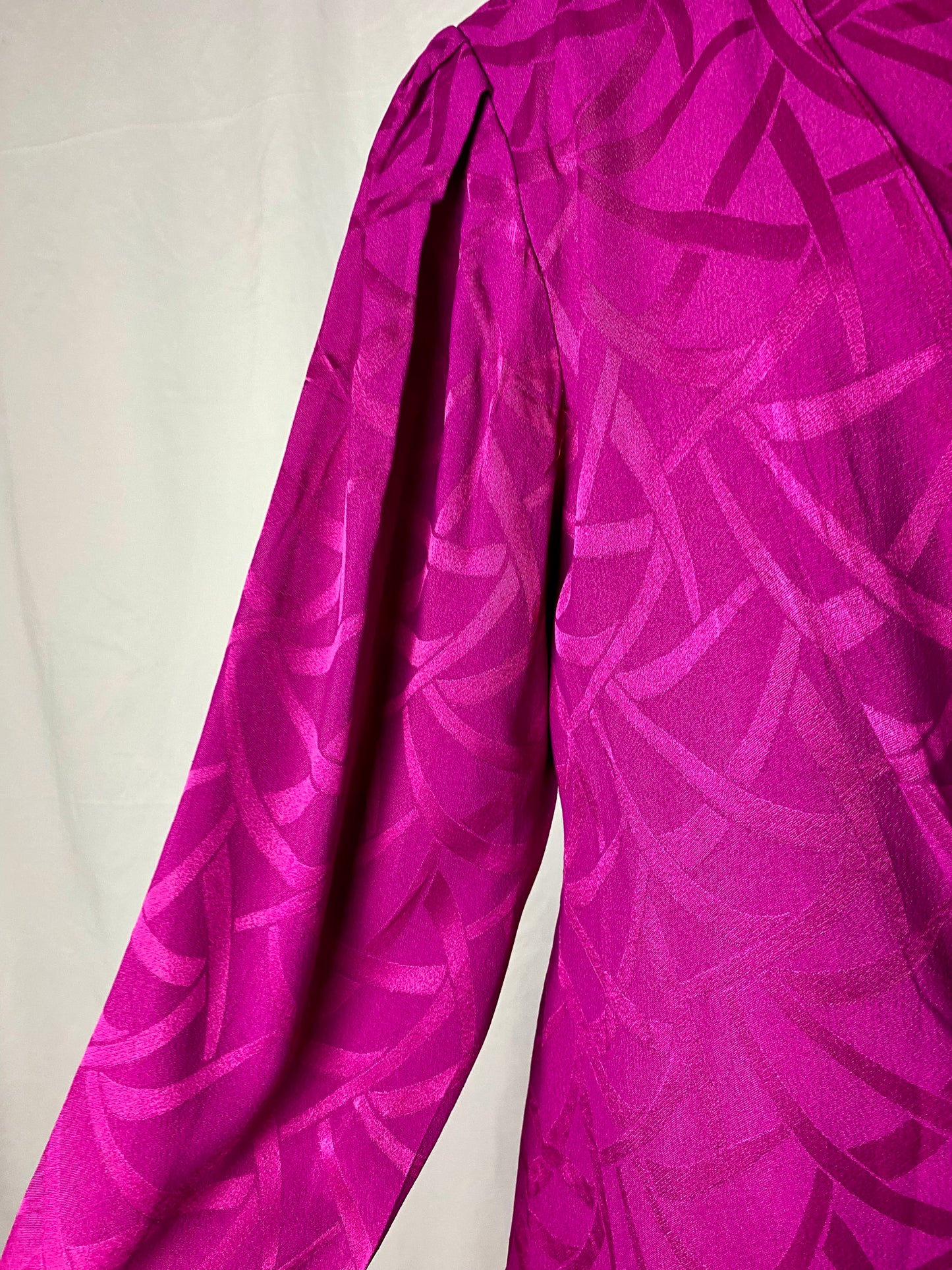 Abito fucsia anni ’80 con drappeggio e fibbia gioiello – stile anni ’40 🩷 - TG. 46