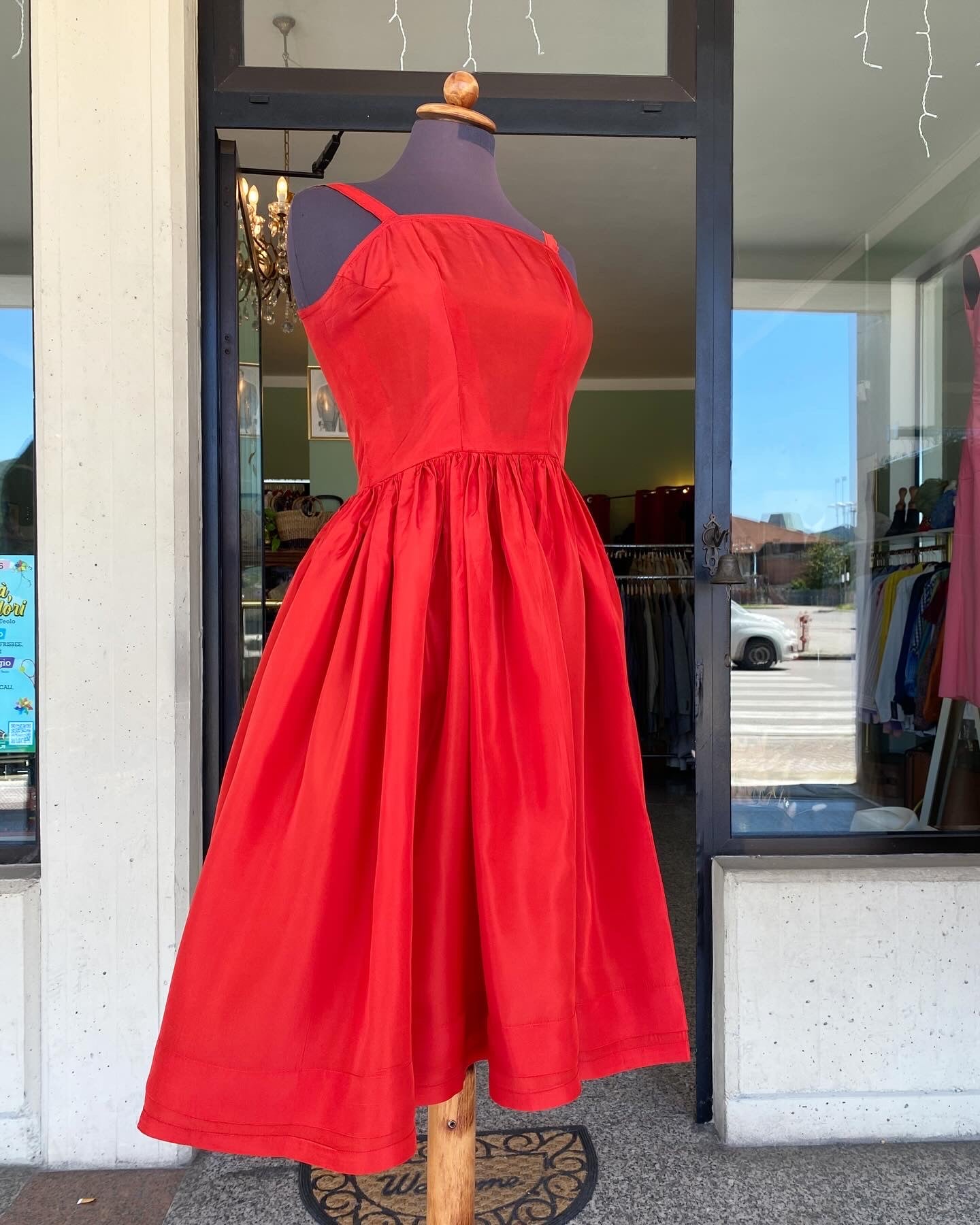 Abito anni ‘50 rosso in taffetà - TG. 38/40 con seno petite