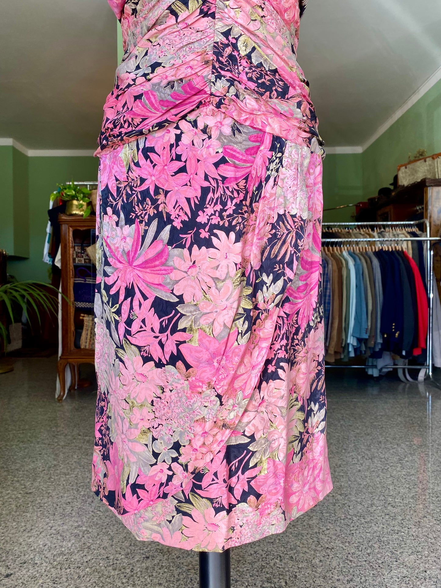 Abito sartoriale anni '80 in pura seta – drappeggio scultoreo e stampa botanica - TG. 42