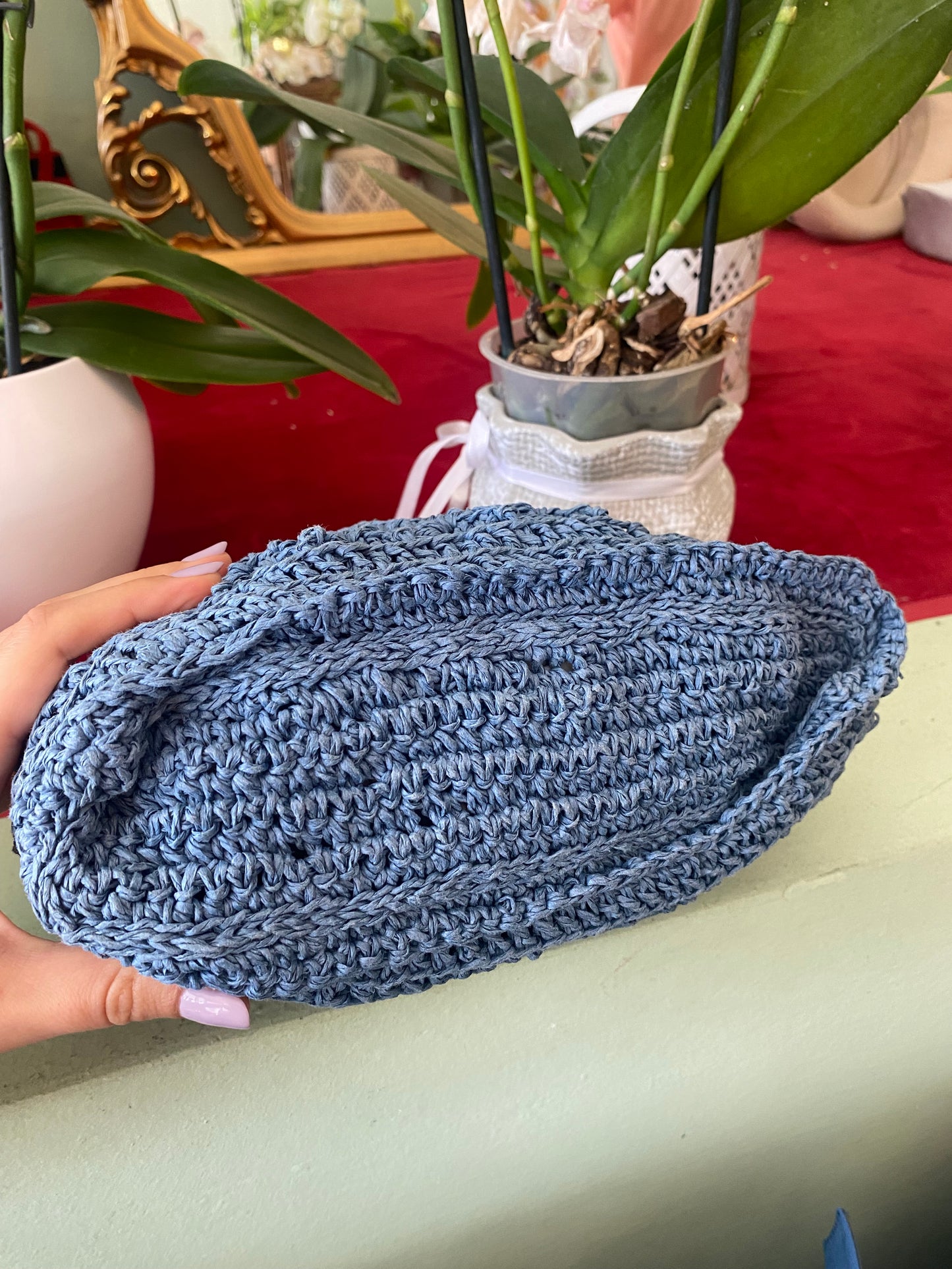Borsa crochet azzurra con manico in legno chiaro