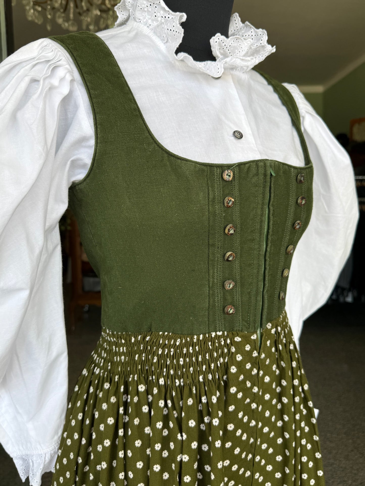 Dirndl verde con fiorellini bianchi - TG. 38