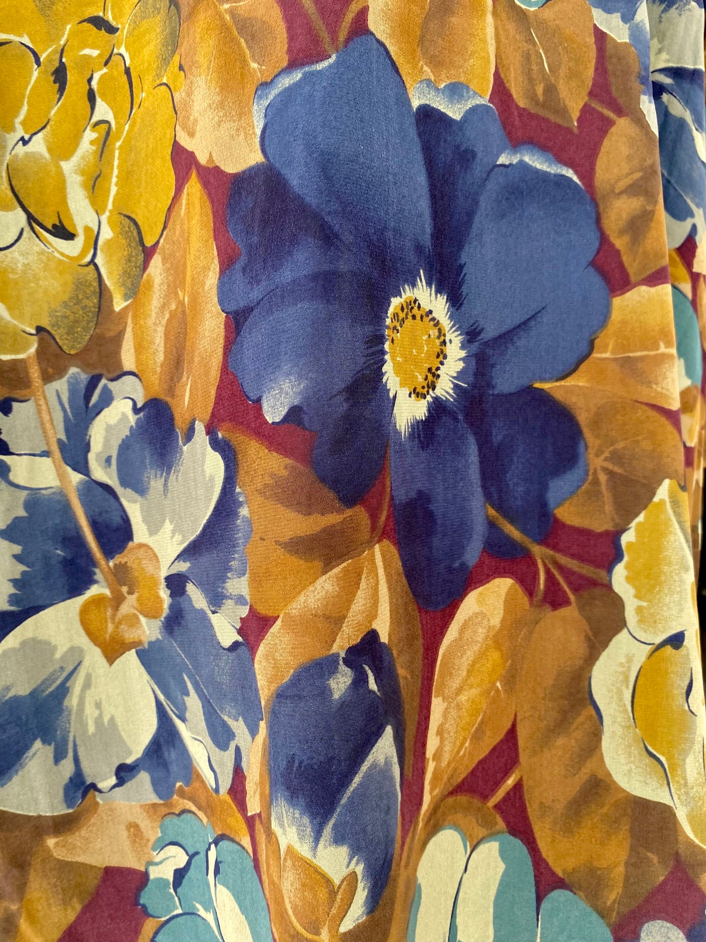 Abito ’80 in seta con scollo gioiello, scialle e plissé - TG. 52/54 circa