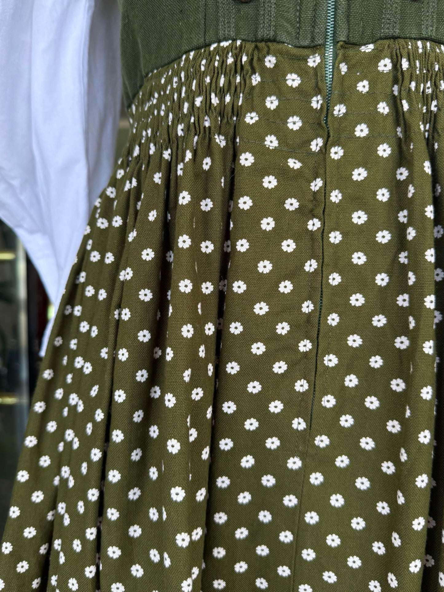 Dirndl verde con fiorellini bianchi - TG. 38