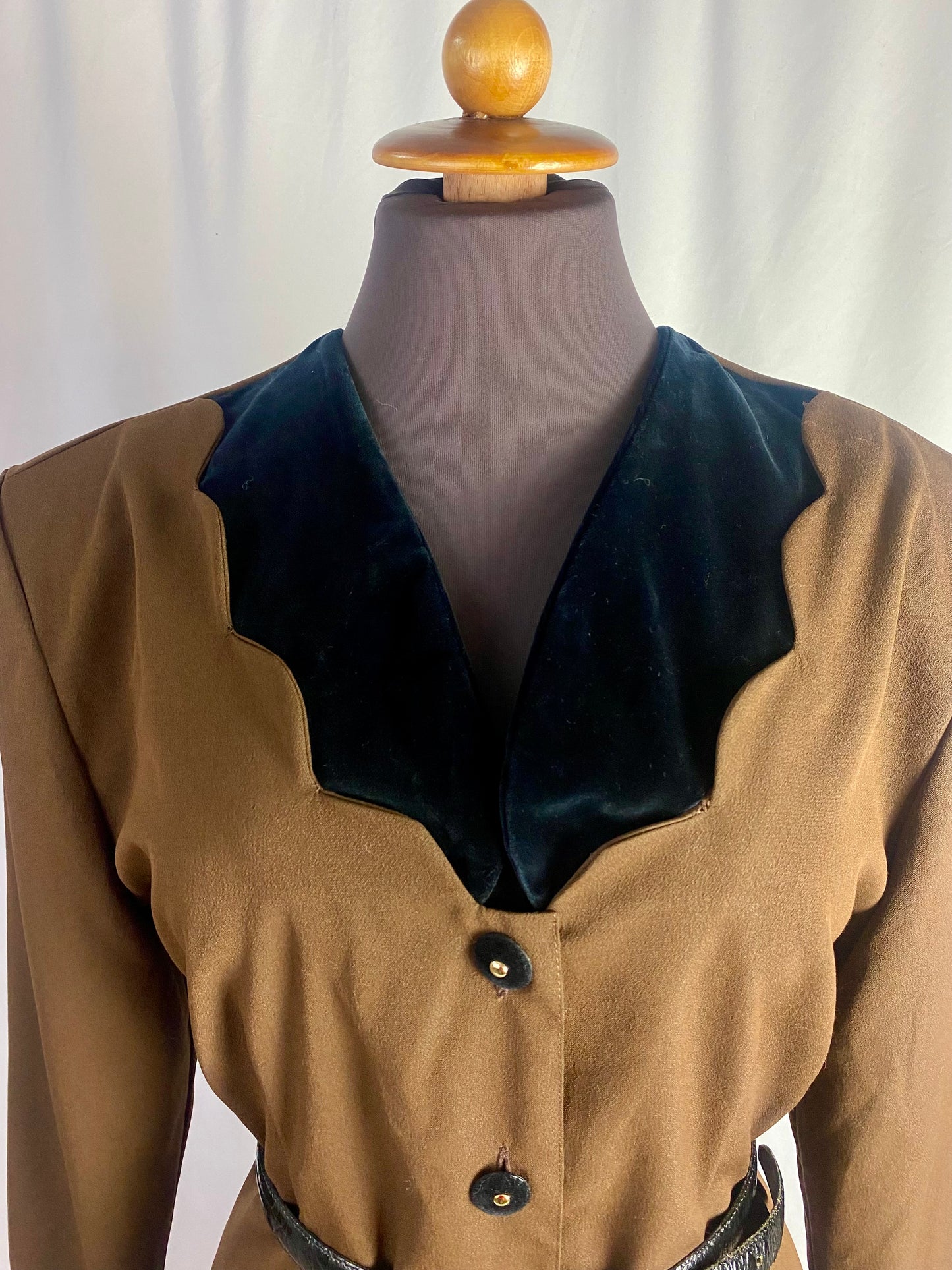 Abito classico con scollo in velluto - TG. 46