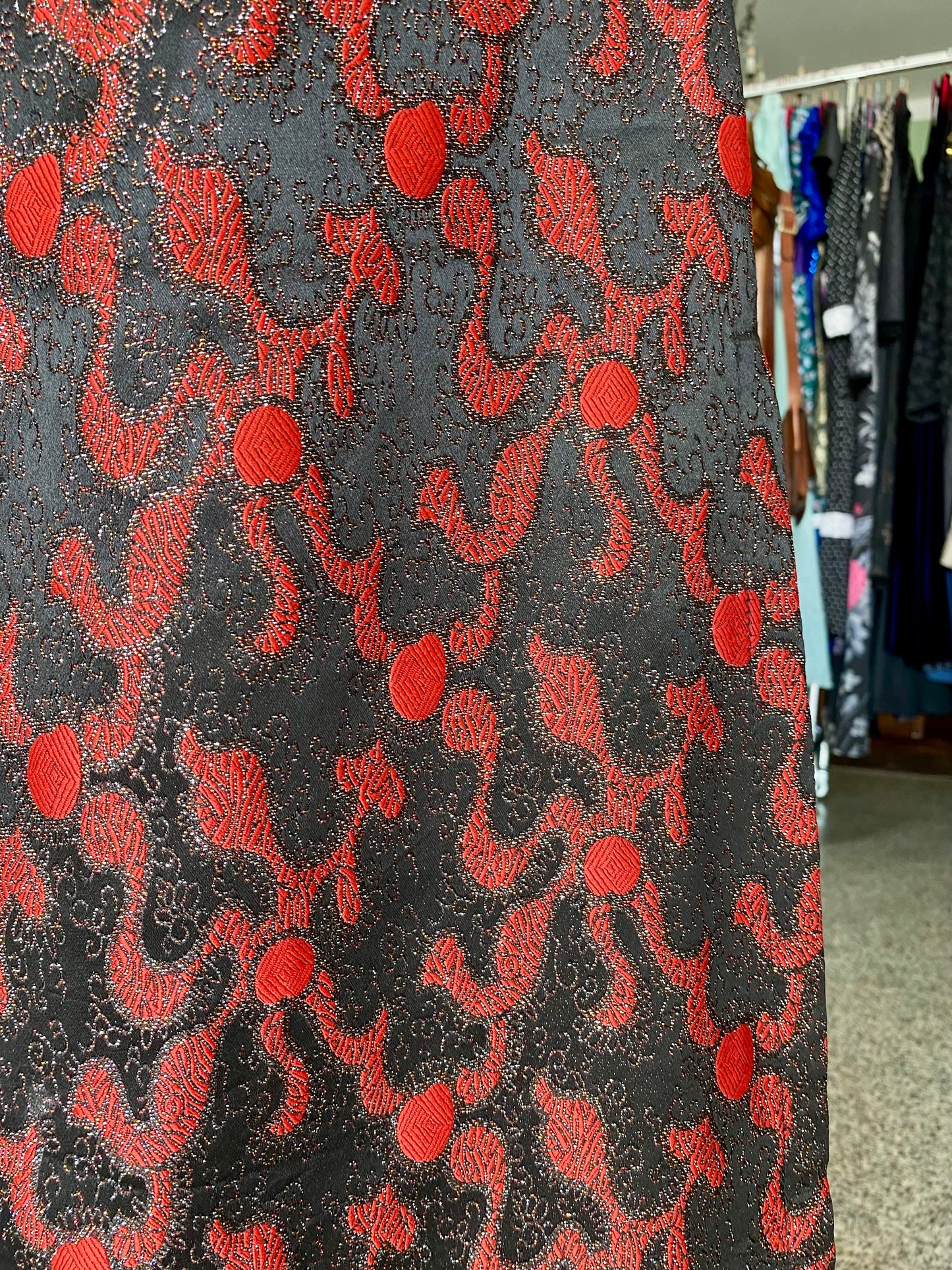 Maxi dress anni ‘70 in broccato rosso e nero - TG. 38