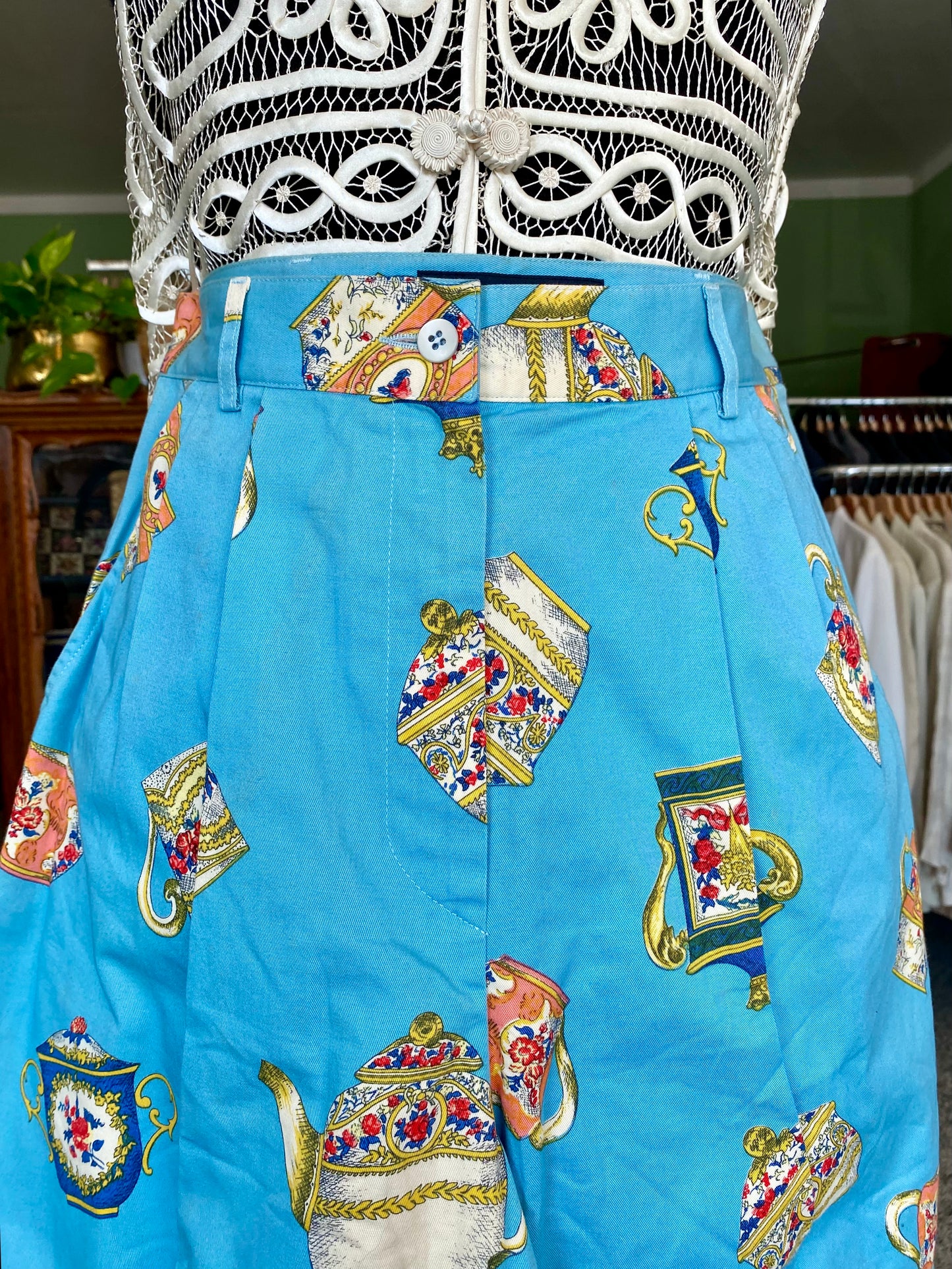 Pantaloncini anni ‘80 con tazzine di tè - TG. 40