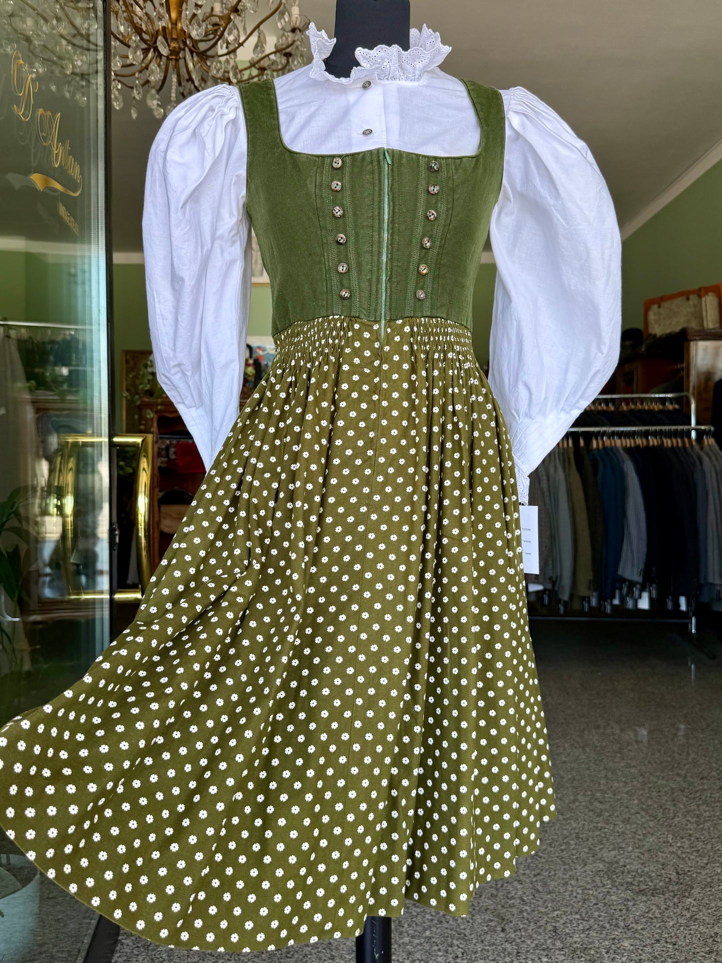 Dirndl verde con fiorellini bianchi - TG. 38