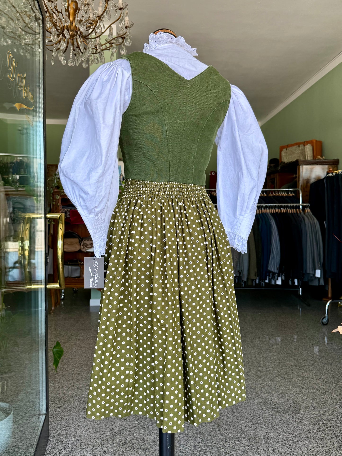 Dirndl verde con fiorellini bianchi - TG. 38