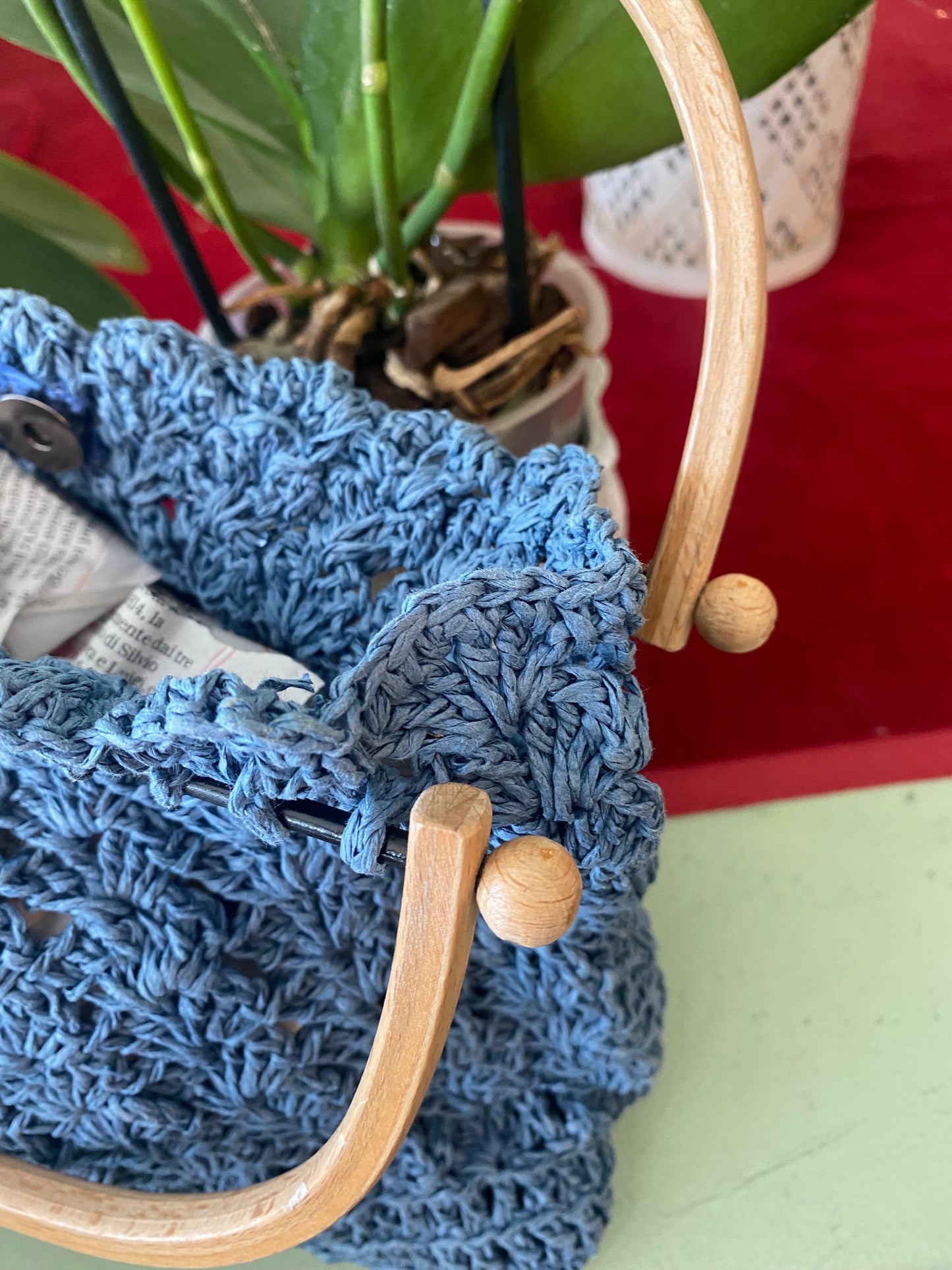 Borsa crochet azzurra con manico in legno chiaro