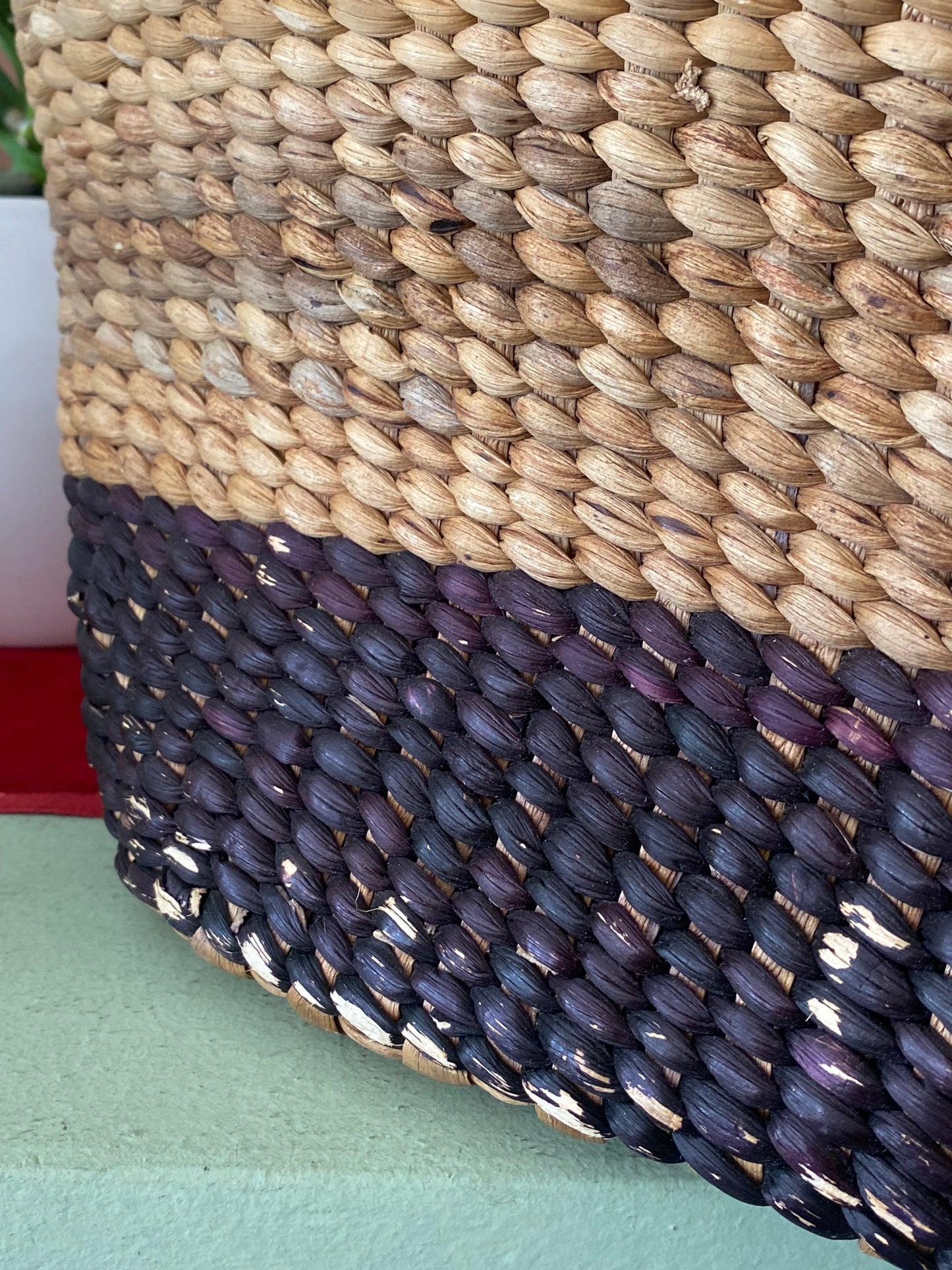 Borsa a mano in paglia con manici decorati