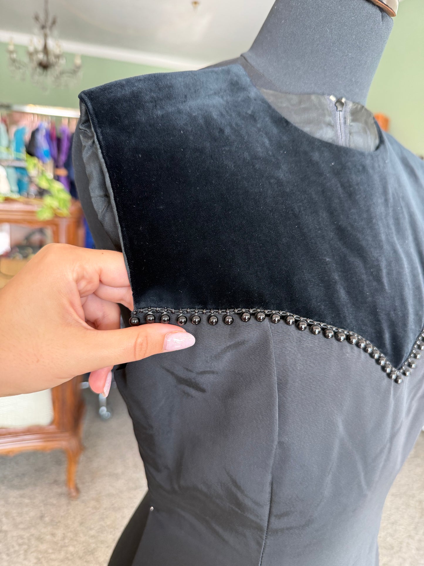 Abito nero sartoriale anni ’60 con dettagli in velluto e perline - TG. 38