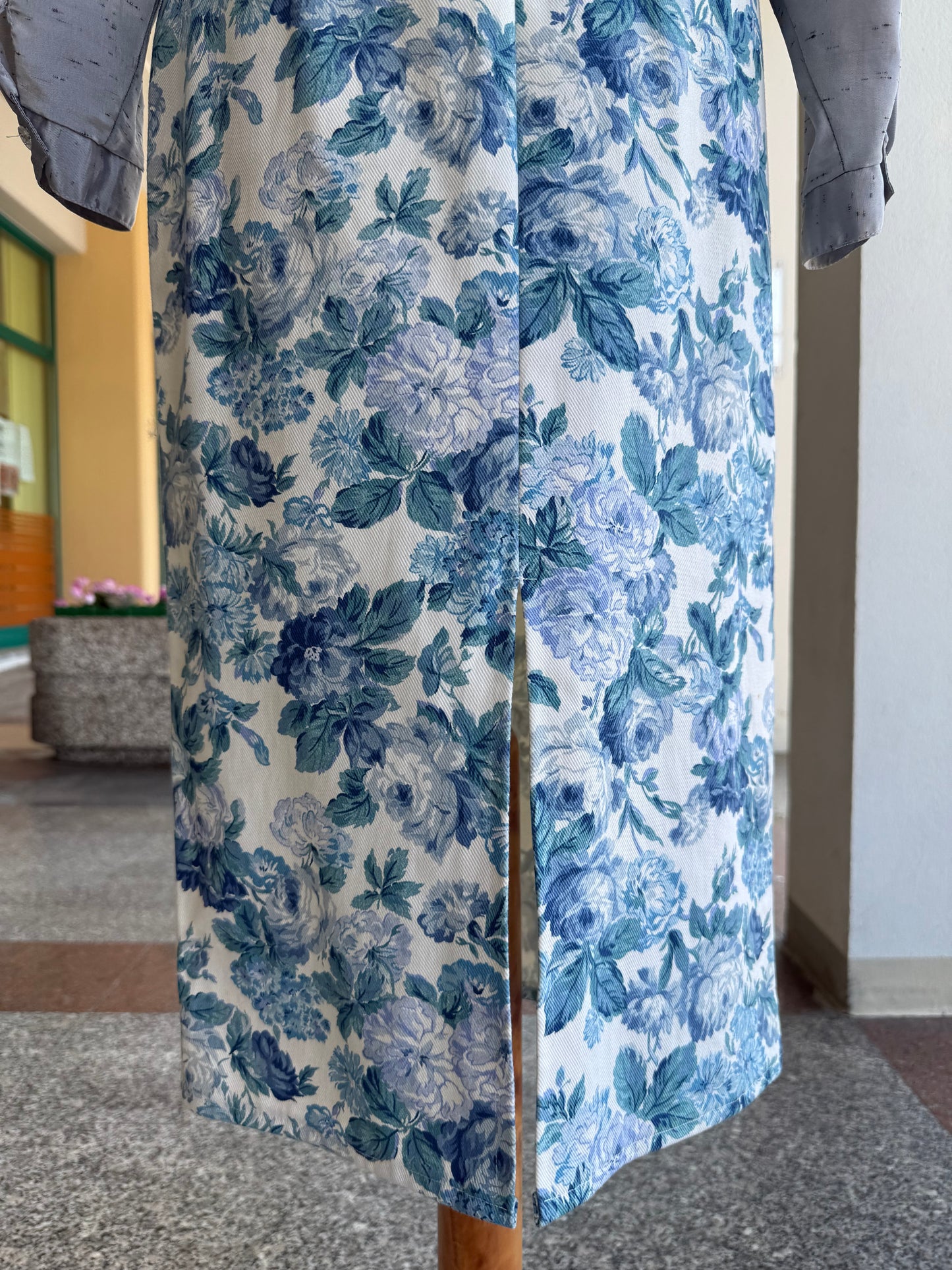 Gonna elegante con fantasia floreale azzurra - TG. 40